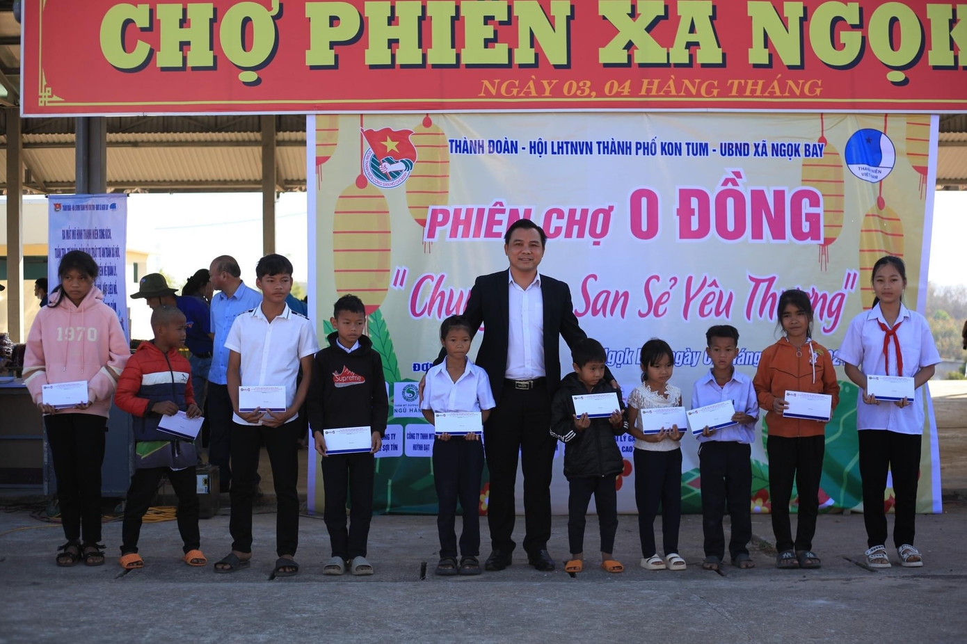 Trao tặng 20 suất học bổng cho các em học sinh có hoàn cảnh khó khăn vượt khó.