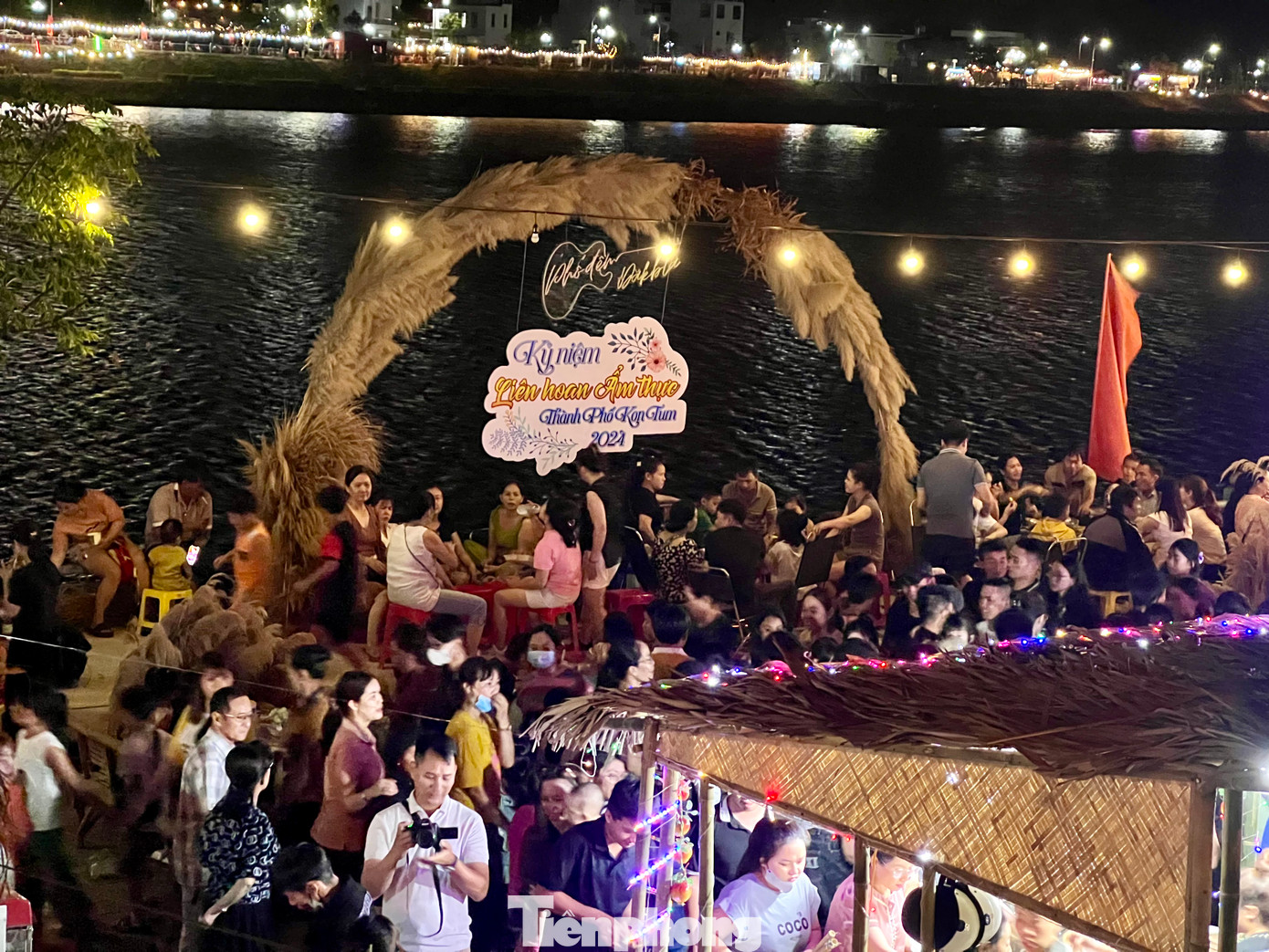 Theo UBND TP Kon Tum, sự kiện thu hút 250 gian hàng của các thành phố, như Pleiku (Gia Lai), Buôn Ma Thuột (Đắk Lắk), Tuy Hòa (Phú Yên)… tham gia với nhiều món ăn lạ, đặc trưng các địa phương.