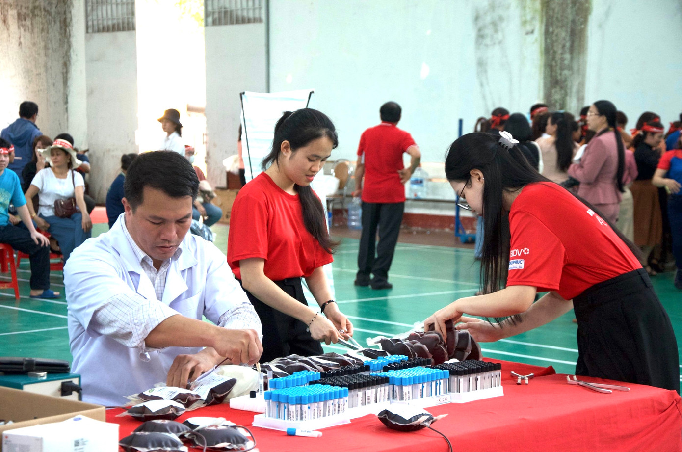 Theo ông Nguyễn Đức Phú - Chánh Văn phòng Ban Chỉ đạo hiến máu tình nguyện tỉnh Đắk Lắk, theo kế hoạch, đợt Chủ Nhật Đỏ này, tỉnh Đắk Lắk dự kiến tiếp nhận 1.970 đơn vị máu với 6 điểm tổ chức. Điều đáng mừng là ở điểm nào, bà con cũng đến rất đông và vượt chỉ tiêu.