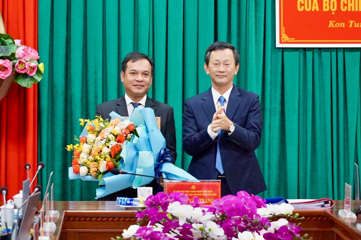 Bí Thư Tỉnh uỷ Kon Tum tặng hoa chúc mừng Tân Phó Bí thư Tỉnh Uỷ U Huấn