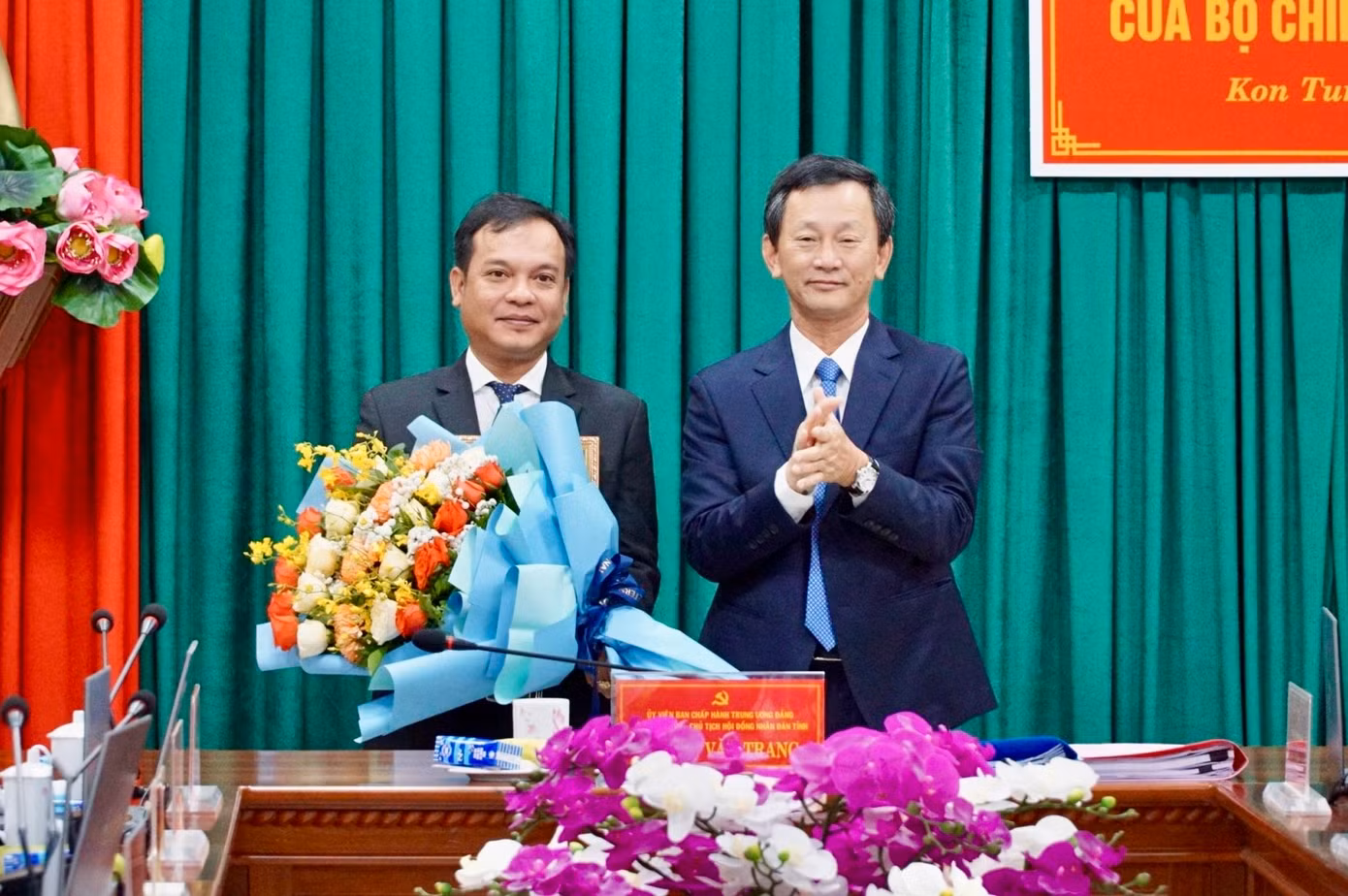 Bí Thư Tỉnh uỷ Kon Tum tặng hoa chúc mừng Tân Phó Bí thư Tỉnh Uỷ U Huấn Bí Thư Tỉnh uỷ Kon Tum tặng hoa chúc mừng Tân Phó Bí thư Tỉnh Uỷ U Huấn