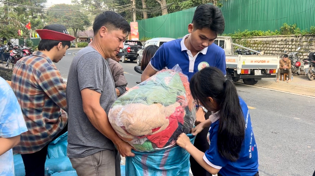 Bạn Nguyễn Thị Hiếu - Đoàn viên thanh niên Đại học Đà Lạt cho biết, hay tin có điểm tiếp nhận đồ hỗ trợ gửi ra miền Bắc, nhóm đã xung phong đến tiếp sức.