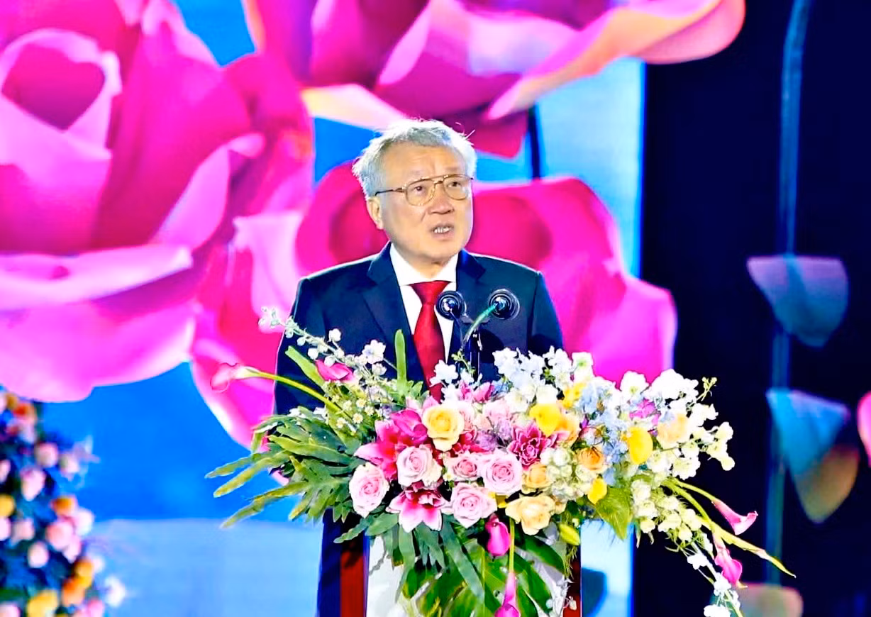 Phó Thủ tướng Nguyễn Hòa Bình phát biểu tại lễ khai mạc Festival hoa Đà Lạt. Phó Thủ tướng Nguyễn Hòa Bình phát biểu tại lễ khai mạc Festival hoa Đà Lạt.