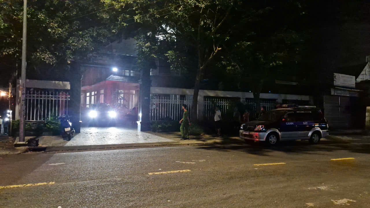 Lực lượng chức năng khám xét nhà ông Thành tối 24/10 Lực lượng chức năng khám xét nhà ông Thành tối 24/10