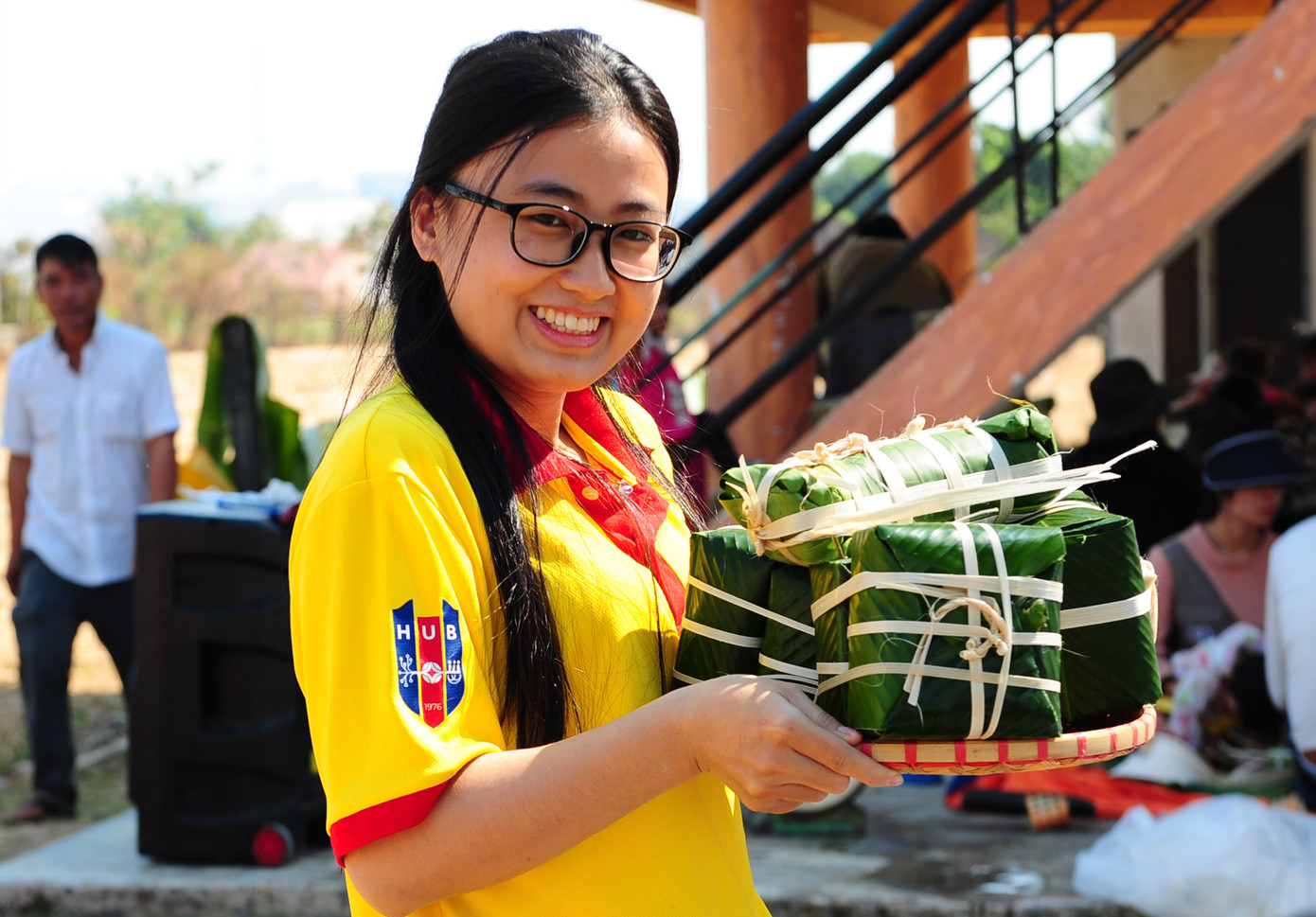 Em Y Việt Linh bên những chiếc bánh chưng do chính tay mình làm ra. Em Y Việt Linh bên những chiếc bánh chưng do chính tay mình làm ra.