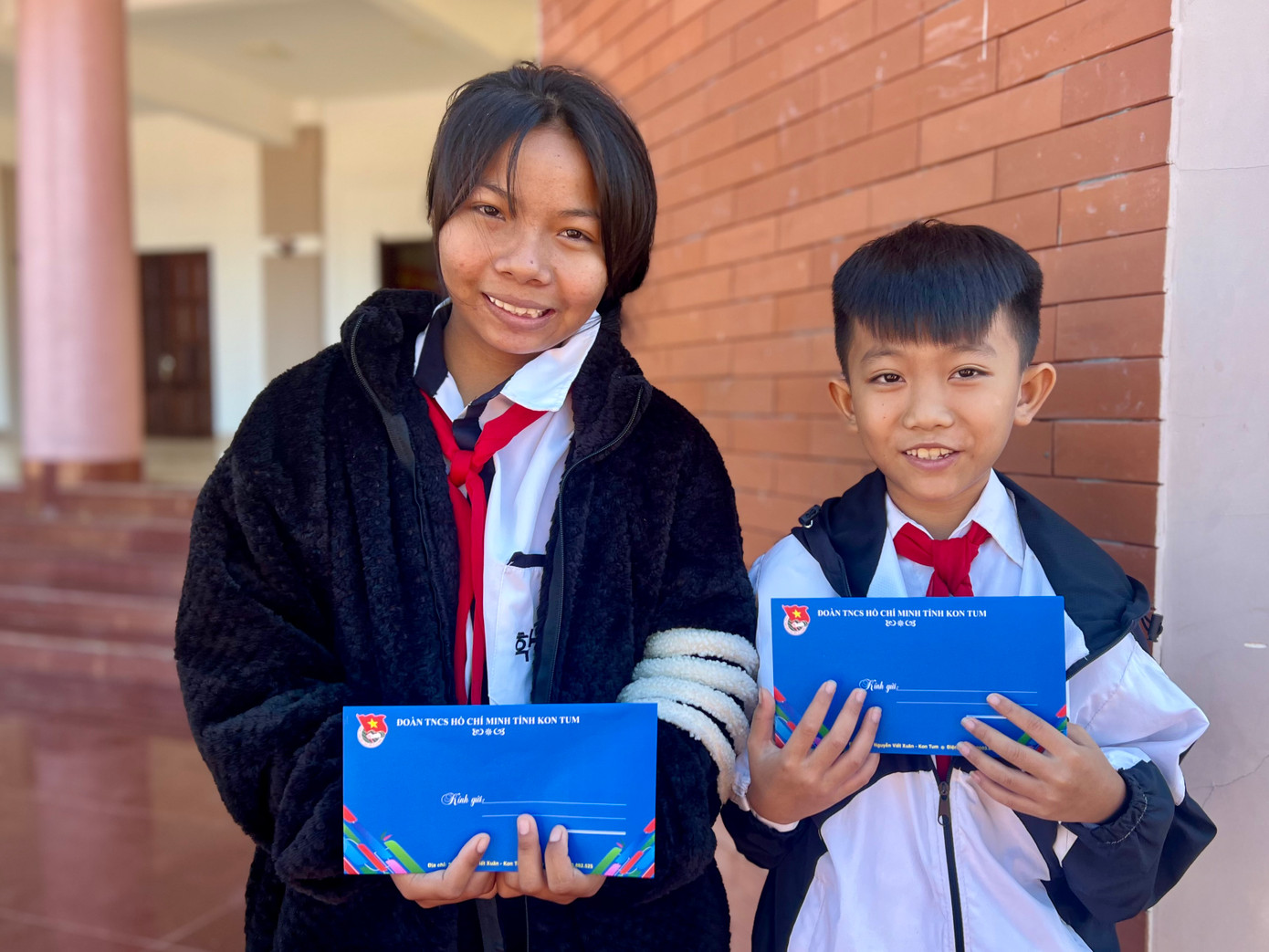 Em Y Mai - học sinh lớp 9, Trường THCS Nguyễn Du chia sẻ, em và gia đình rất vui khi nhận được suất học bổng của T.Ư Đoàn. Em cảm ơn và hứa sẽ cố gắng học tập thật giỏi để cống hiến cho đất nước.