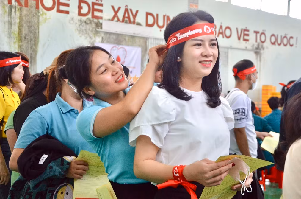 Các tình nguyện viên xếp hàng chờ hiến máu
