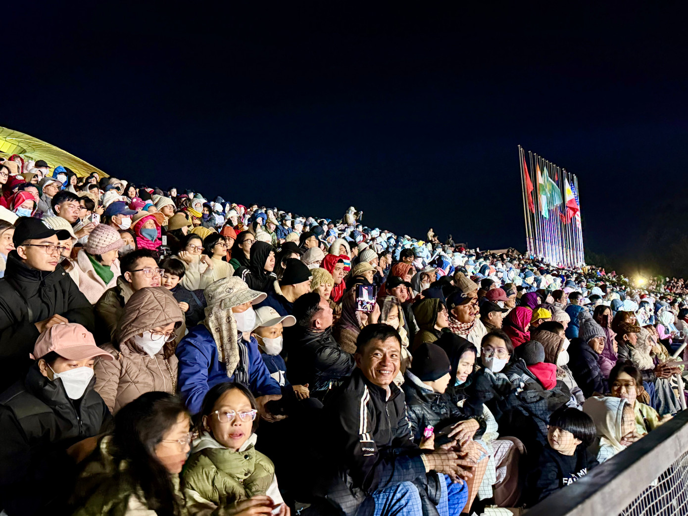 Dù thời tiết tại Đà Lạt có 14 độ C nhưng khuôn viên Quảng trường Lâm Viên đã chất kín chỗ từ sớm.