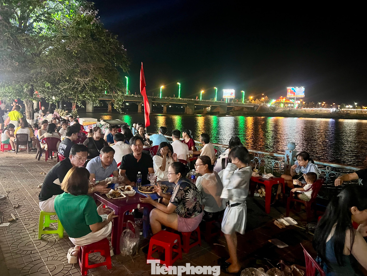 Thưởng thức ẩm thực vùng miền bên dòng sông Đăk Bla.