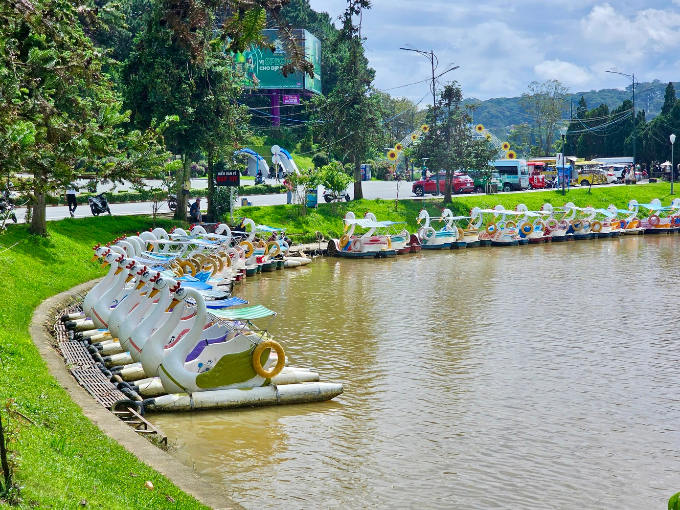 Nơi đây thu hút khách du lịch không chỉ bởi cảnh sắc thơ mộng mà còn bởi các hoạt động du ngoạn trên hồ như chèo thuyền, đạp vịt và các sự kiện tổ chức quanh bờ hồ.
