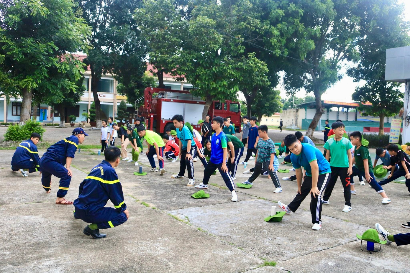 Các em được tập huấn kỹ năng phòng chống cháy nổ và thoát hiểm