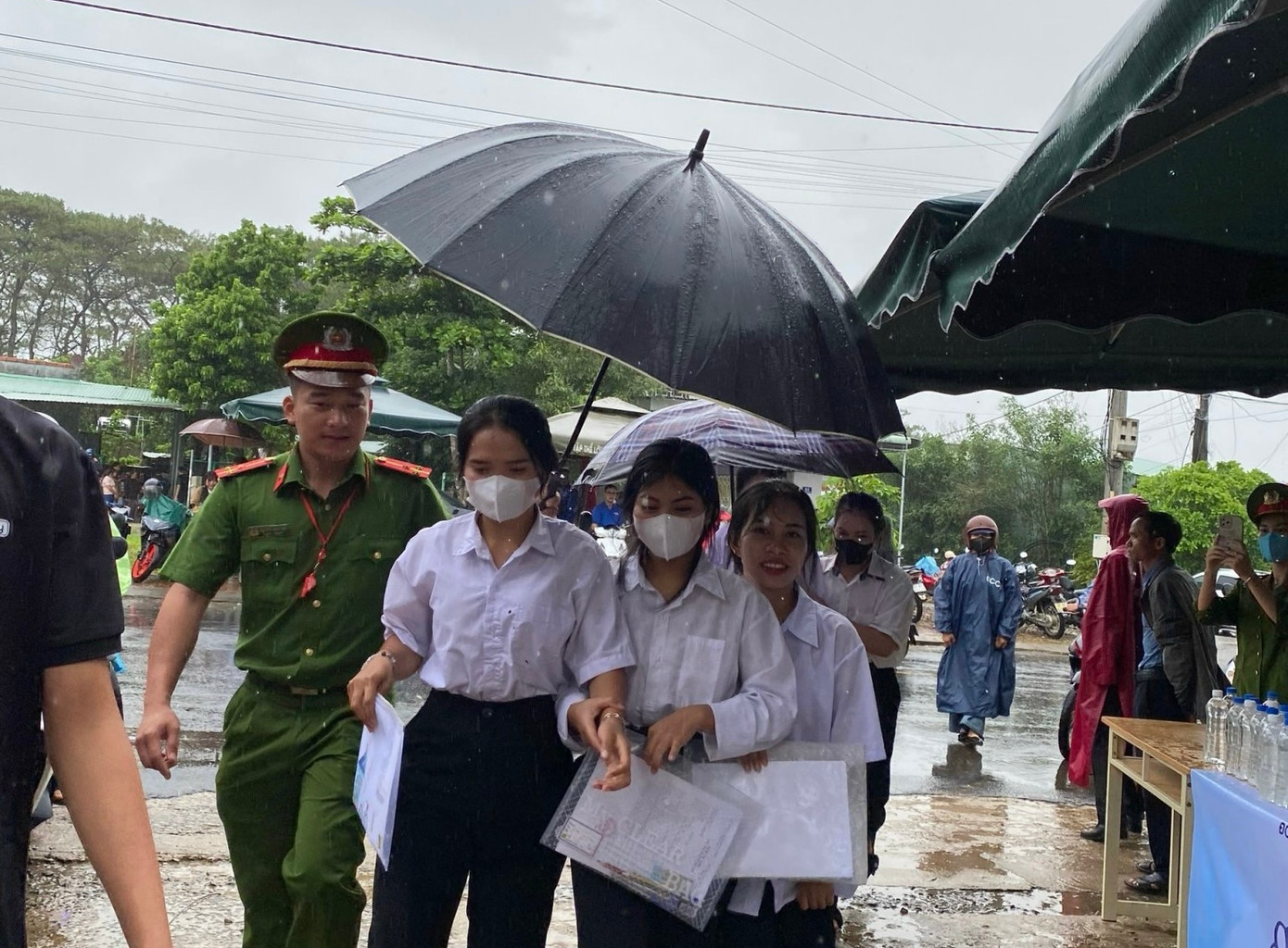 Lực lượng công an che ô cho các thí sinh.