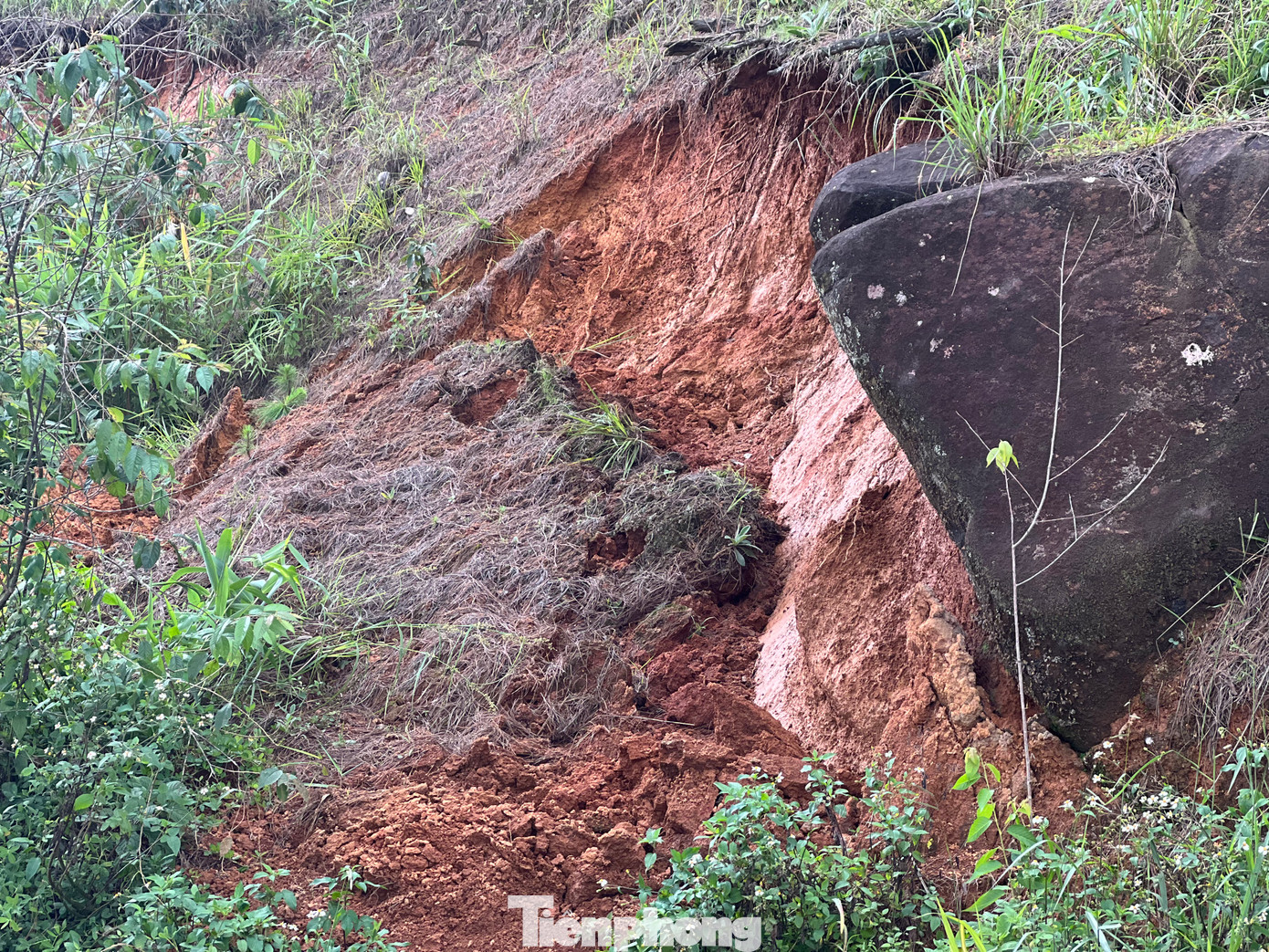Nhiều hòn đá tại các điểm sạt lở có thể trôi xuống đường bất cứ lúc nào.