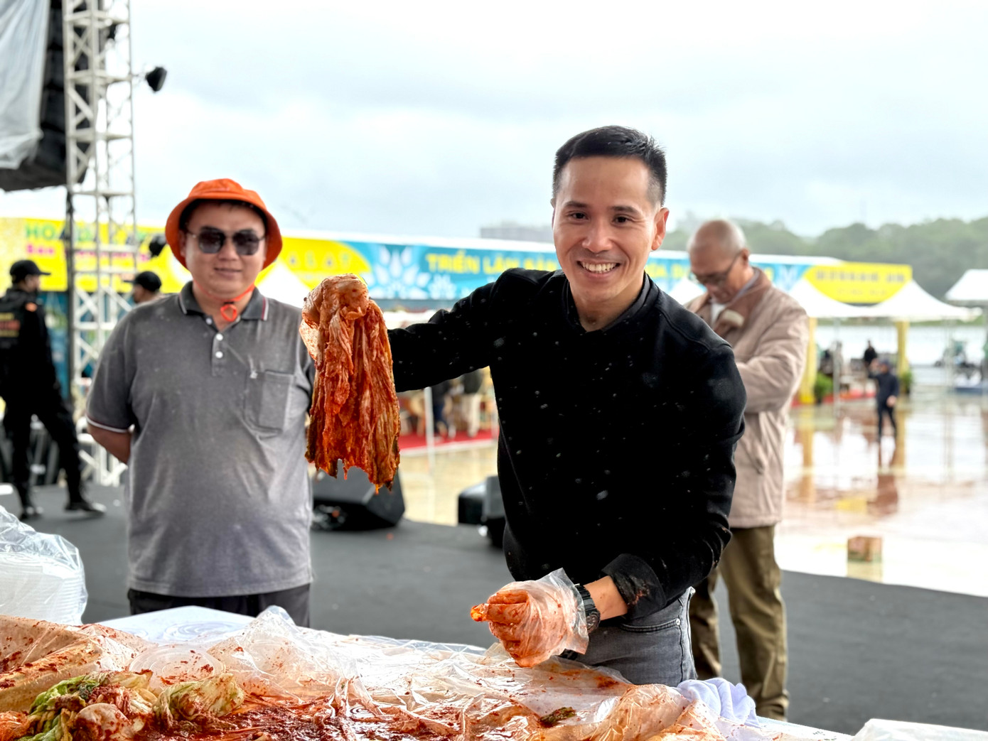 Anh Đỗ Văn Hiển, du khách Hà Nội chia sẻ: "Tôi thực sự rất thích thú với hoạt động này. Đây là lần đầu tiên tôi tự tay làm kim chi dưới sự hướng dẫn cặn kẽ của chuyên gia ẩm thực Hàn Quốc. Họ rất nhiệt tình và chia sẻ nhiều điều thú vị về ý nghĩa cũng như cách làm kim chi truyền thống".