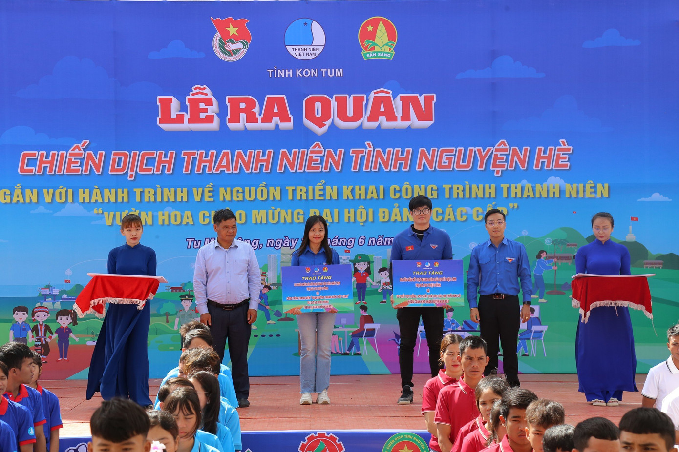 Ban Tổ chức trao tặng các phần quà cho các huyện Ban Tổ chức trao tặng các phần quà cho các huyện