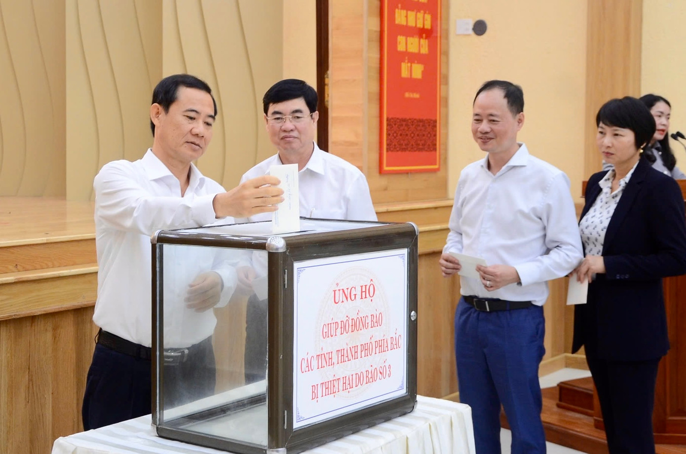 Lãnh đạo tỉnh Lâm Đồng chung tay ủng hộ tại lễ phát động. Lãnh đạo tỉnh Lâm Đồng chung tay ủng hộ tại lễ phát động.