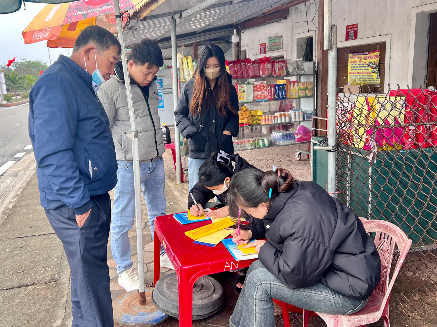 Dịch vụ viết sớ giải hạn, cầu bình an "đắt sô" ngày đầu năm. Ảnh: Thái Lâm.