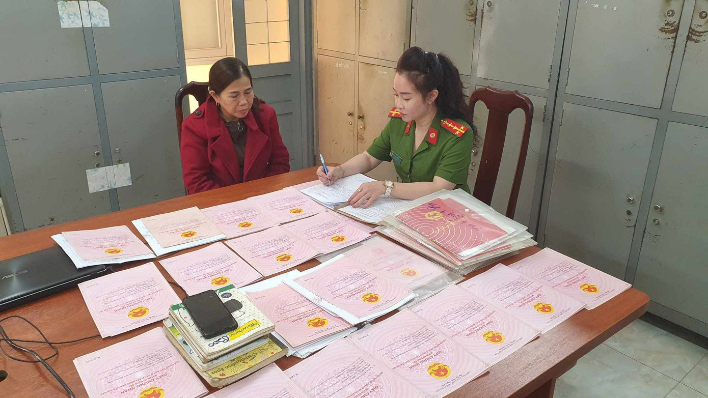 Đối tượng Vân cùng tang vật tại cơ quan điều tra Đối tượng Vân cùng tang vật tại cơ quan điều tra