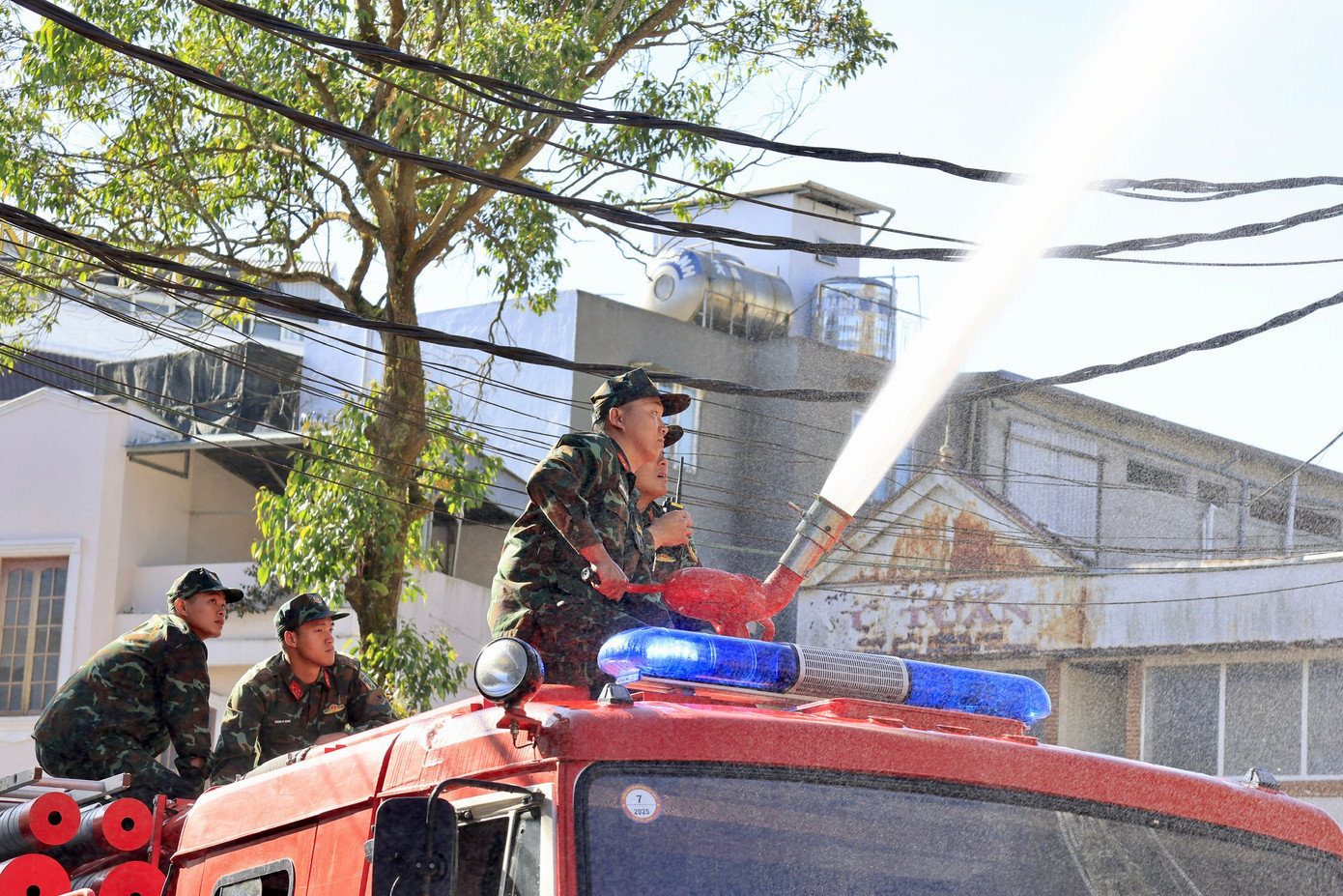 "Buổi thực tập nhằm tăng cường khả năng thường trực, sẵn sàng ứng phó, xử lý với các tình huống cháy, nổ xảy ra của lực lượng, phương tiện tại chỗ; nâng cao khả năng sẵn sàng chiến đấu, năng lực chỉ huy, điều hành và công tác phối hợp giữa lực lượng Cảnh sát PCCC&CNCH của Công an tỉnh với các lực lượng khác", Trưởng ban Chỉ đạo PCCC&CNCH tỉnh Lâm Đồng chia sẻ.