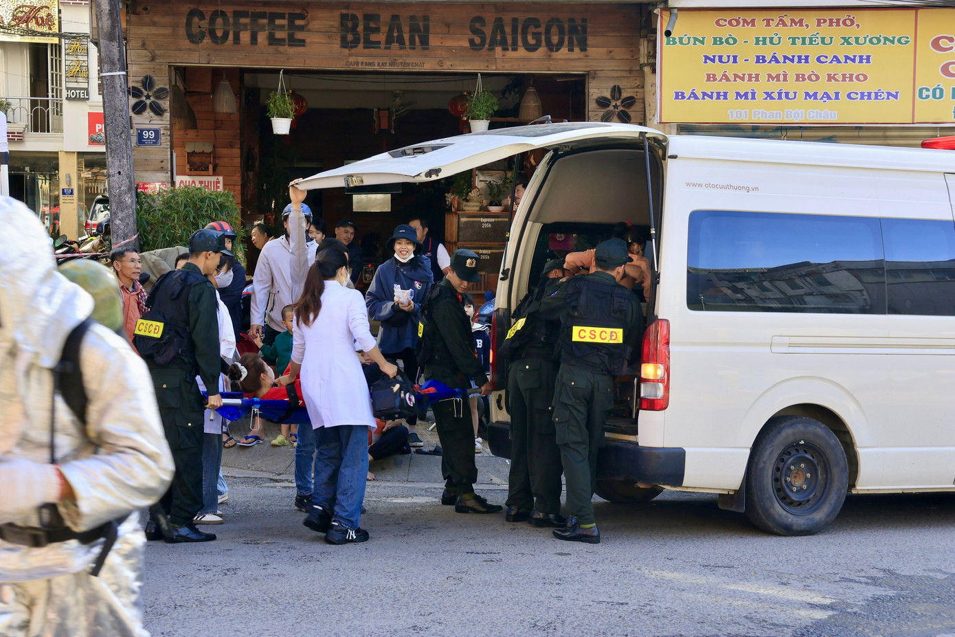 Các lực lượng được phân công ở mặt đất tiếp nhận các nạn nhân, sơ cứu và đưa đi cấp cứu kịp thời.