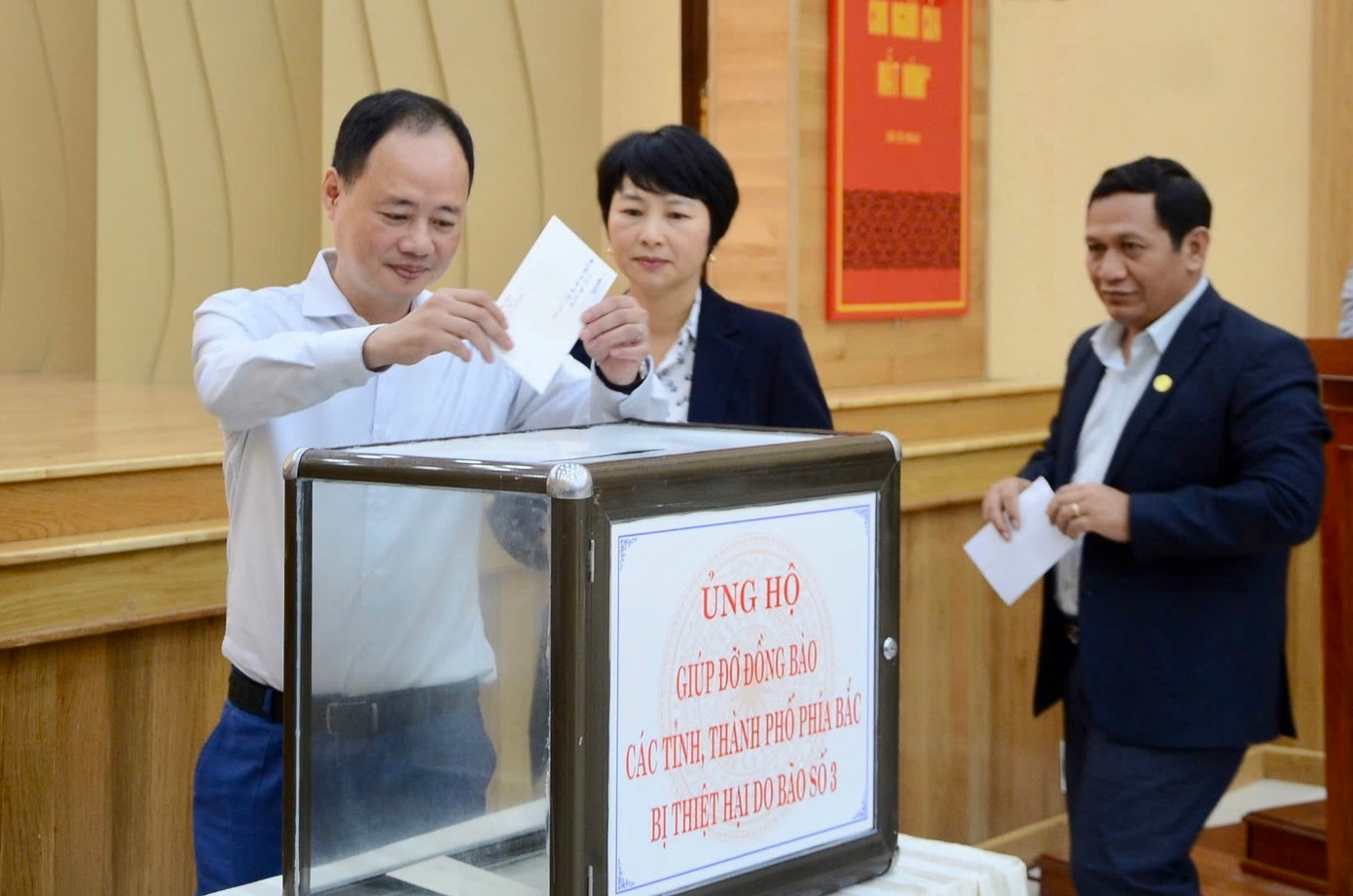 Lãnh đạo tỉnh Lâm Đồng chung tay ủng hộ tại lễ phát động. Lãnh đạo tỉnh Lâm Đồng chung tay ủng hộ tại lễ phát động.