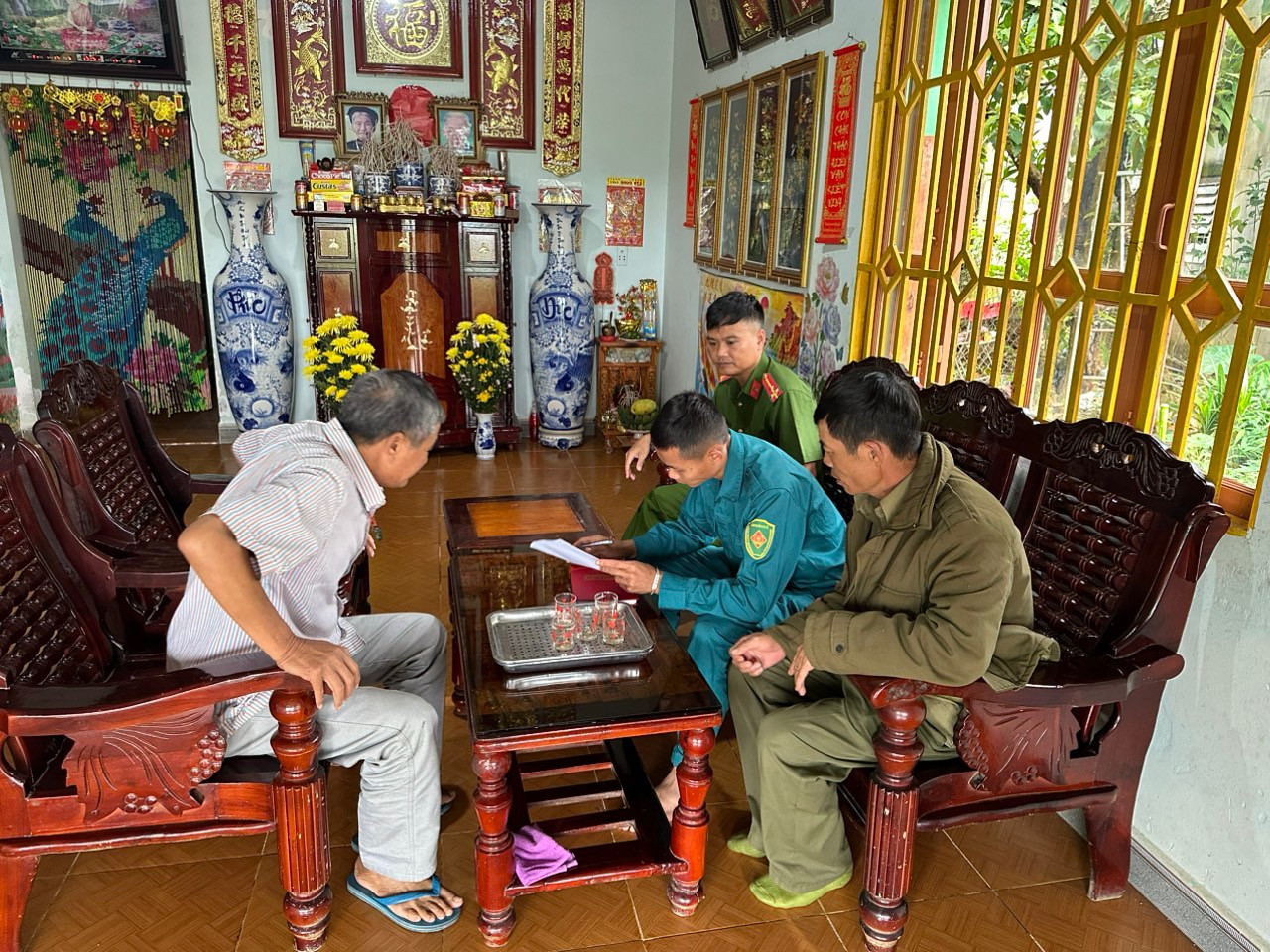 Các lực lượng vận động các hộ dân di dời đến nơi an toàn.