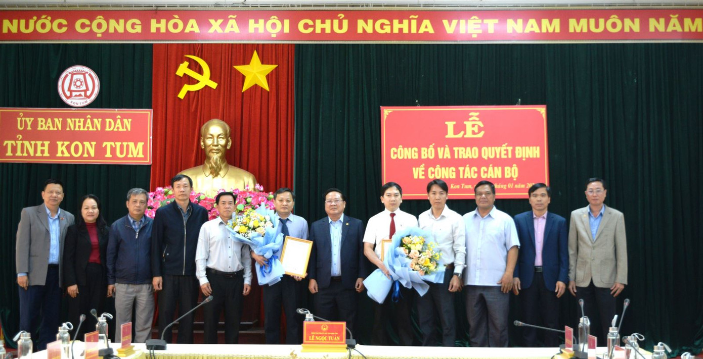 Chủ tịch UBND tỉnh Kon Tum trao quyết định cho 2 cán bộ được bổ nhiệm