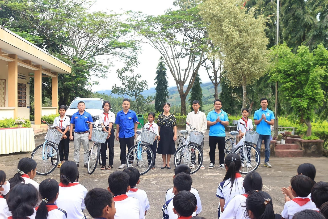 Tặng xe đạp cho các học sinh nghèo vượt khó tiếp bước các em đến trường