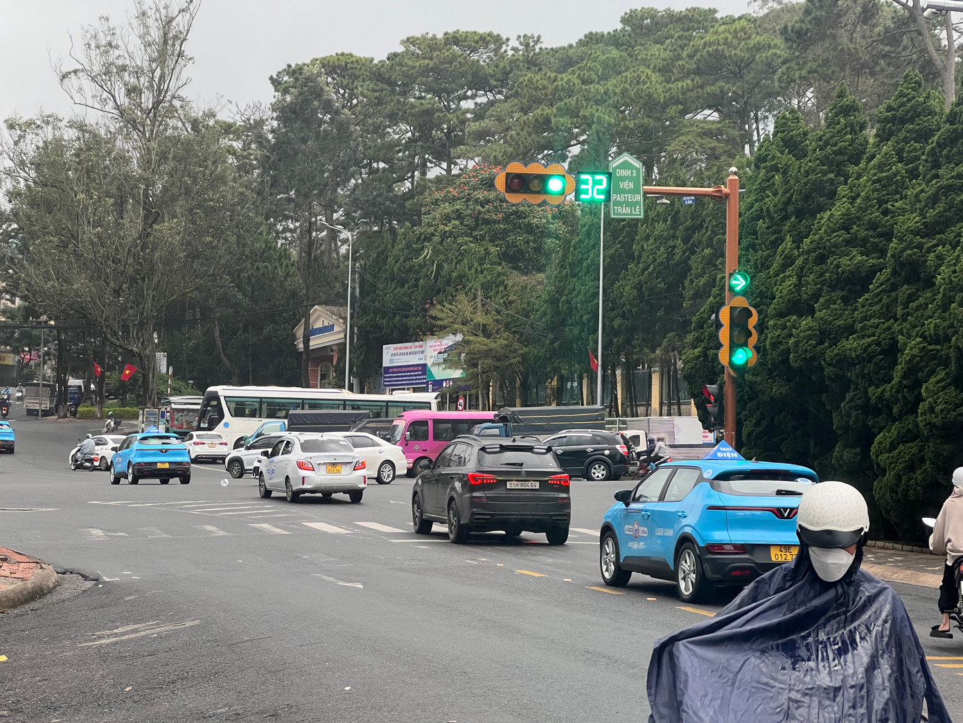 Ngã tư đường Ba Tháng Hai - Trần Lê - Trần Phú - Hoàng Văn Thụ lác đác vài phương tiện lưu thông.