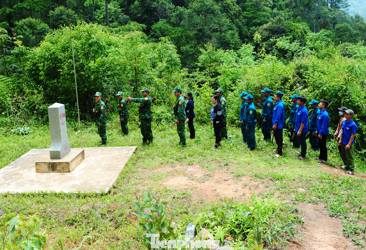 Bằng những việc làm cụ thể, thiết thực, người chiến sỹ quân hàm xanh ở biên giới Kon Tum luôn được chính quyền, nhân dân tin yêu; nền biên phòng toàn dân và thế trận biên phòng toàn dân vững chắc.