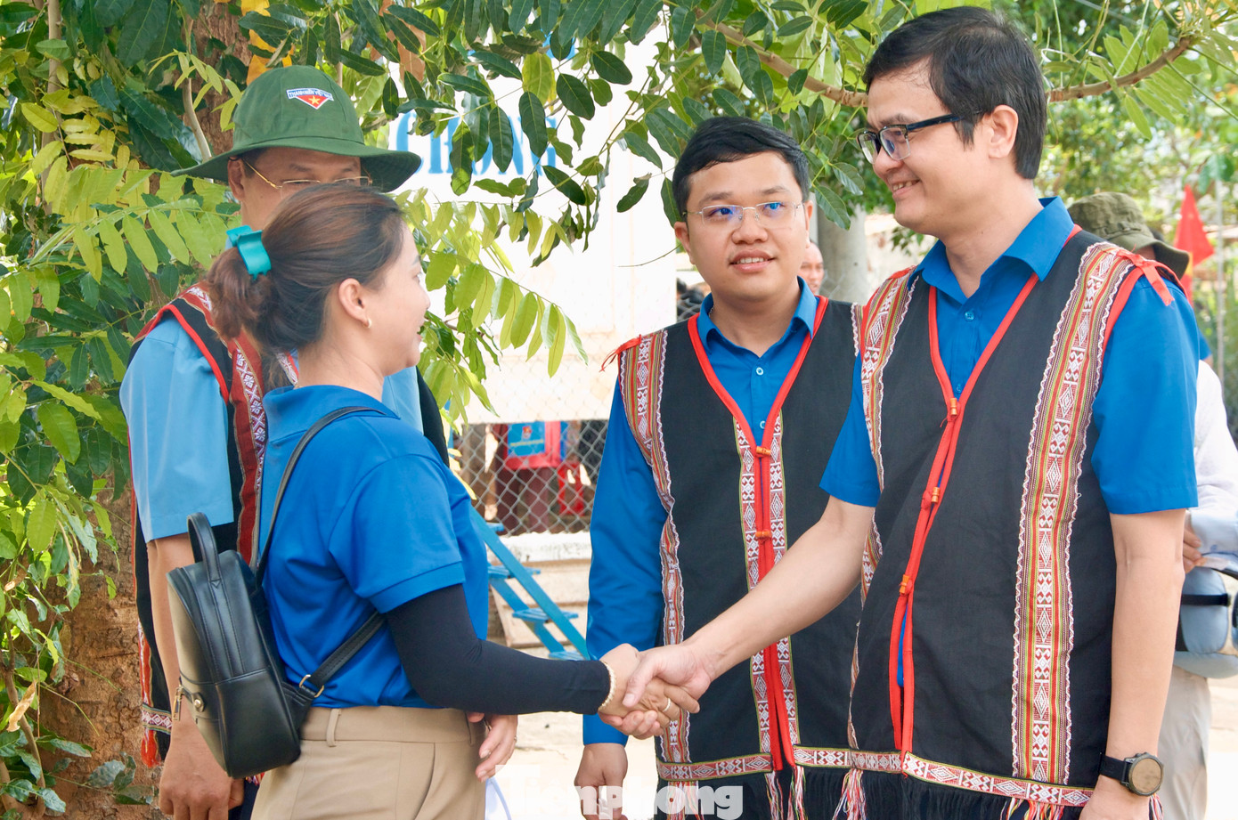 Bí thư Bùi Quang Huy hỏi thăm tình nguyện viên huyện Đăk Hà