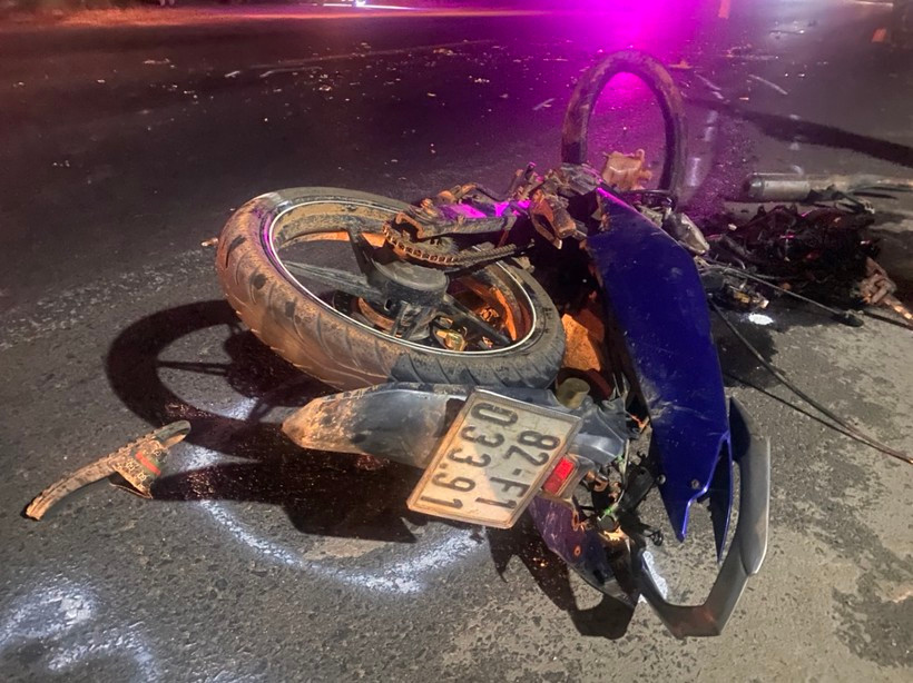 Tại hiện trường, chiếc xe máy gãy nát. Ảnh: CA