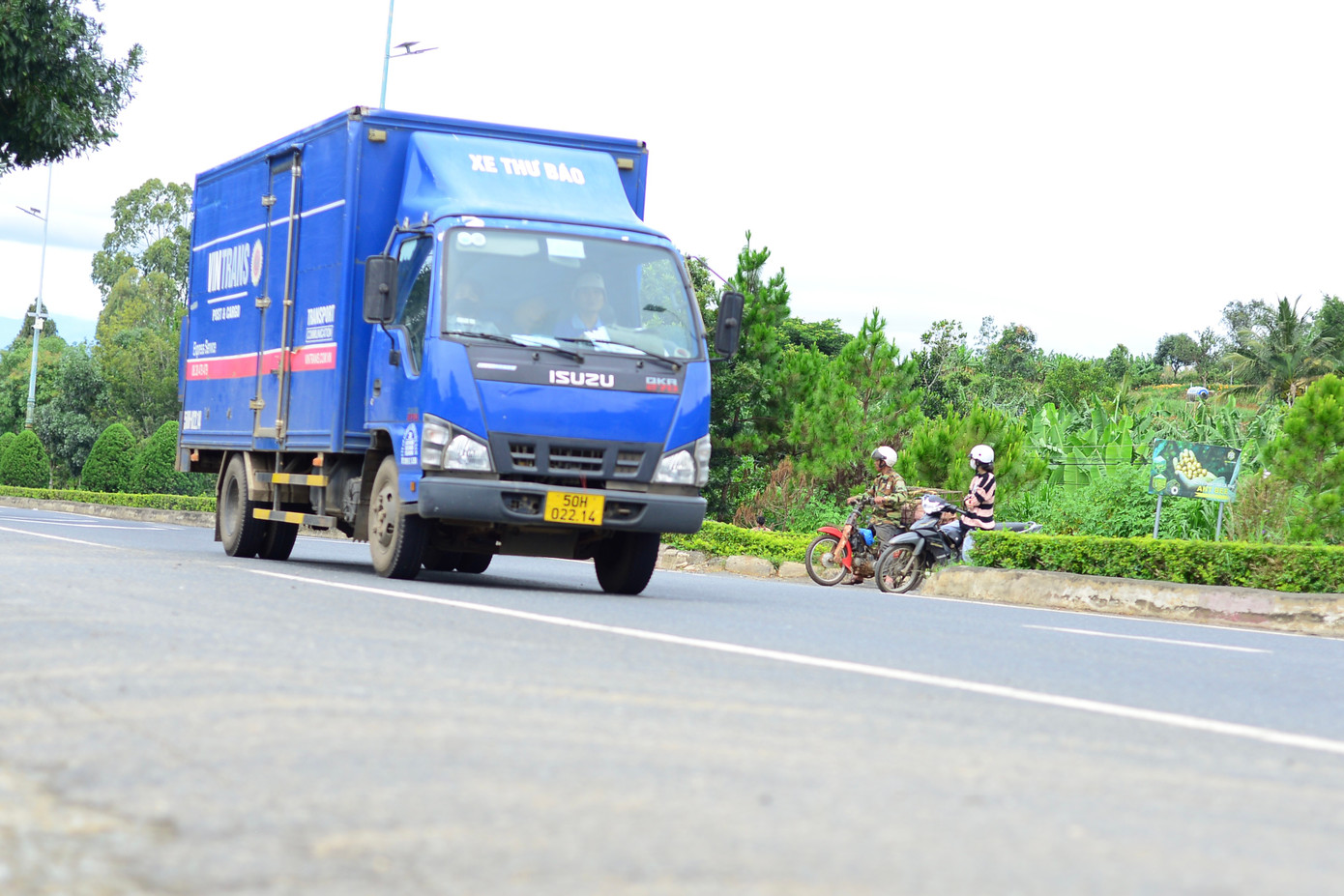 Người dân bất chấp nguy hiểm băng qua đường.