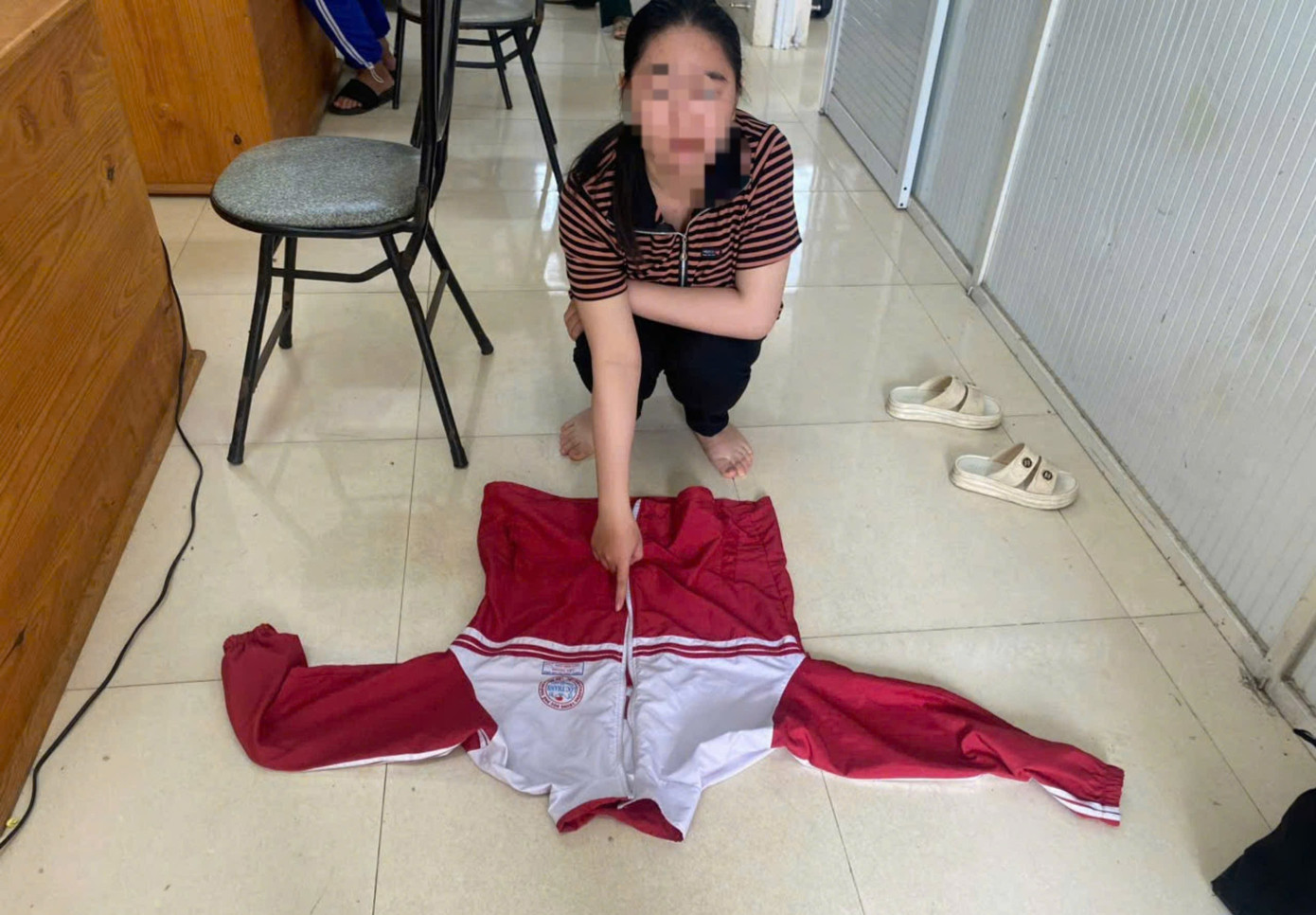 'Nữ quái' mặc áo khoác đồng phục của trường THPT Lộc Thanh rồi lẻn vào trộm tài sản