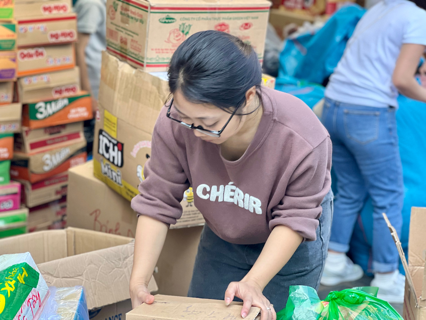 Trong một ngày hưởng ứng, một điểm tiếp nhận đồ hỗ trợ tại phường 4, TP Đà Lạt nhận hàng chục thùng quần áo, hàng trăm thùng mì tôm, sữa, nước suối,...