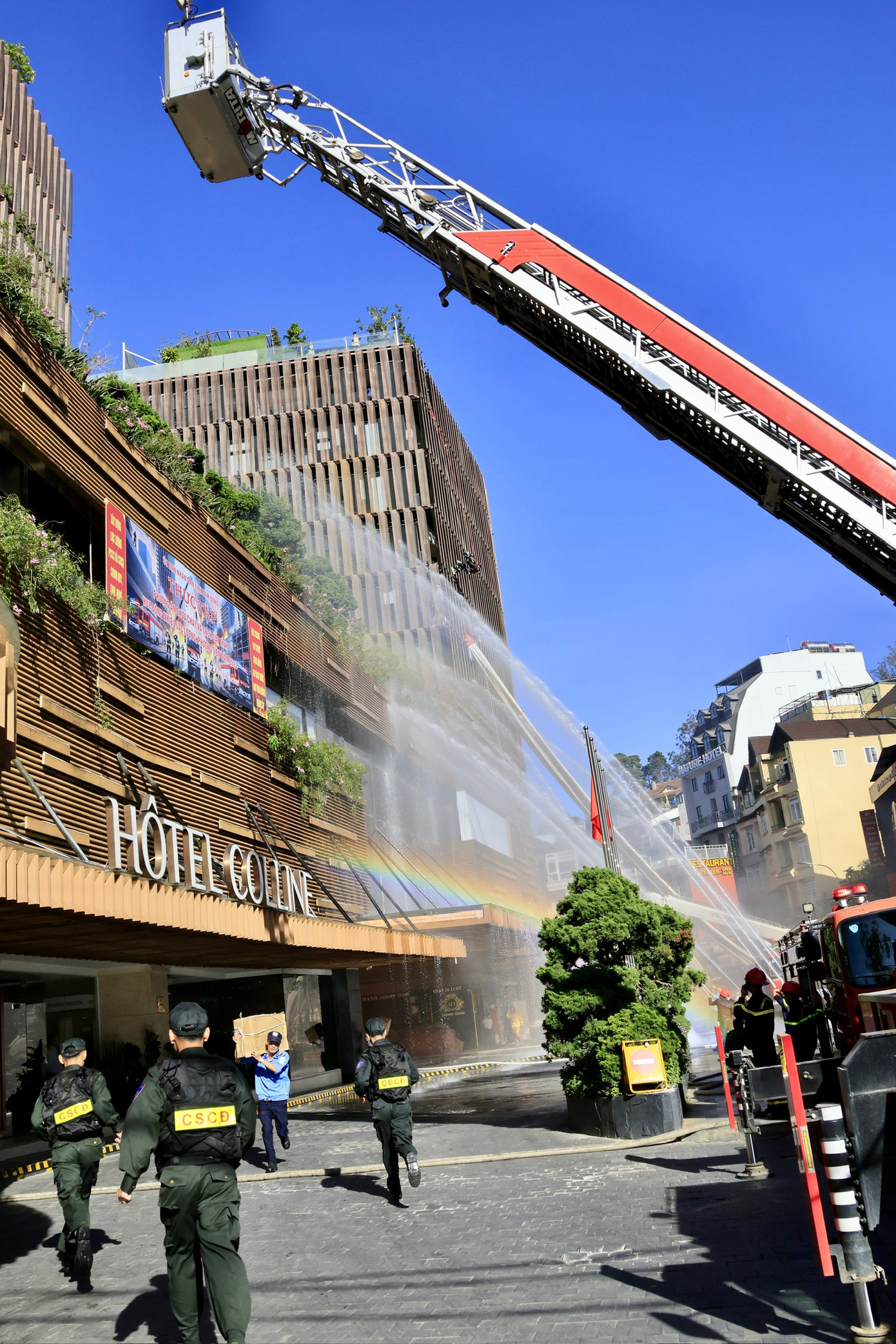 Sau khoảng 30 phút, đám cháy đã được dập tắt hoàn toàn, bảo đảm an toàn về người và hạn chế thiệt hại tài sản.