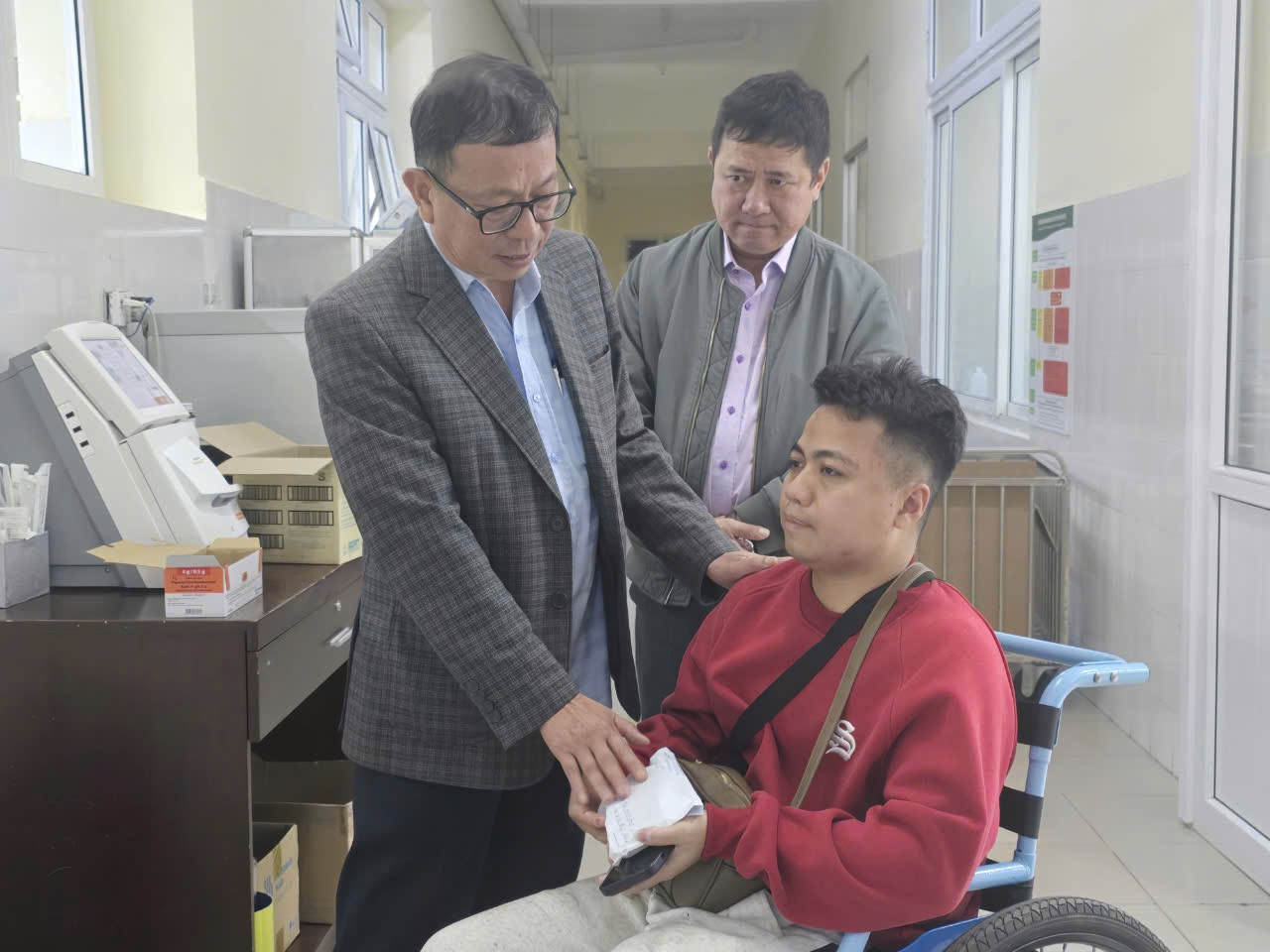 Phó Chủ tịch UBND TP Đà Lạt hỏi thăm sức khoẻ, động viên nạn nhân tại bệnh viện Phó Chủ tịch UBND TP Đà Lạt hỏi thăm sức khoẻ, động viên nạn nhân tại bệnh viện