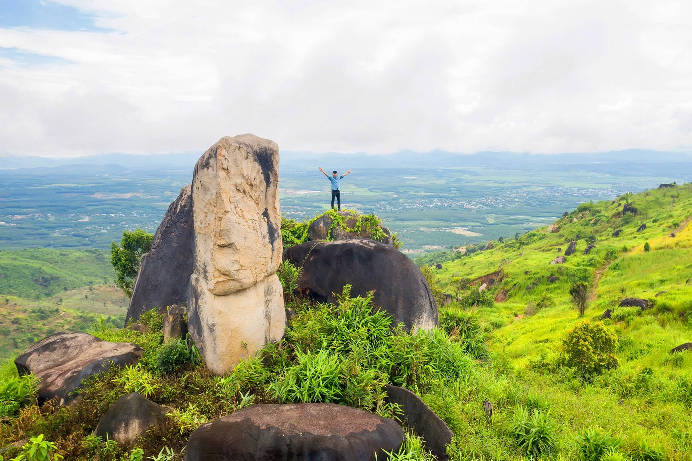 Trên đỉnh núi có quần thể đá tự nhiên "lộ thiên" xếp một cách đẹp mắt khiến du khách mê mẩn.
