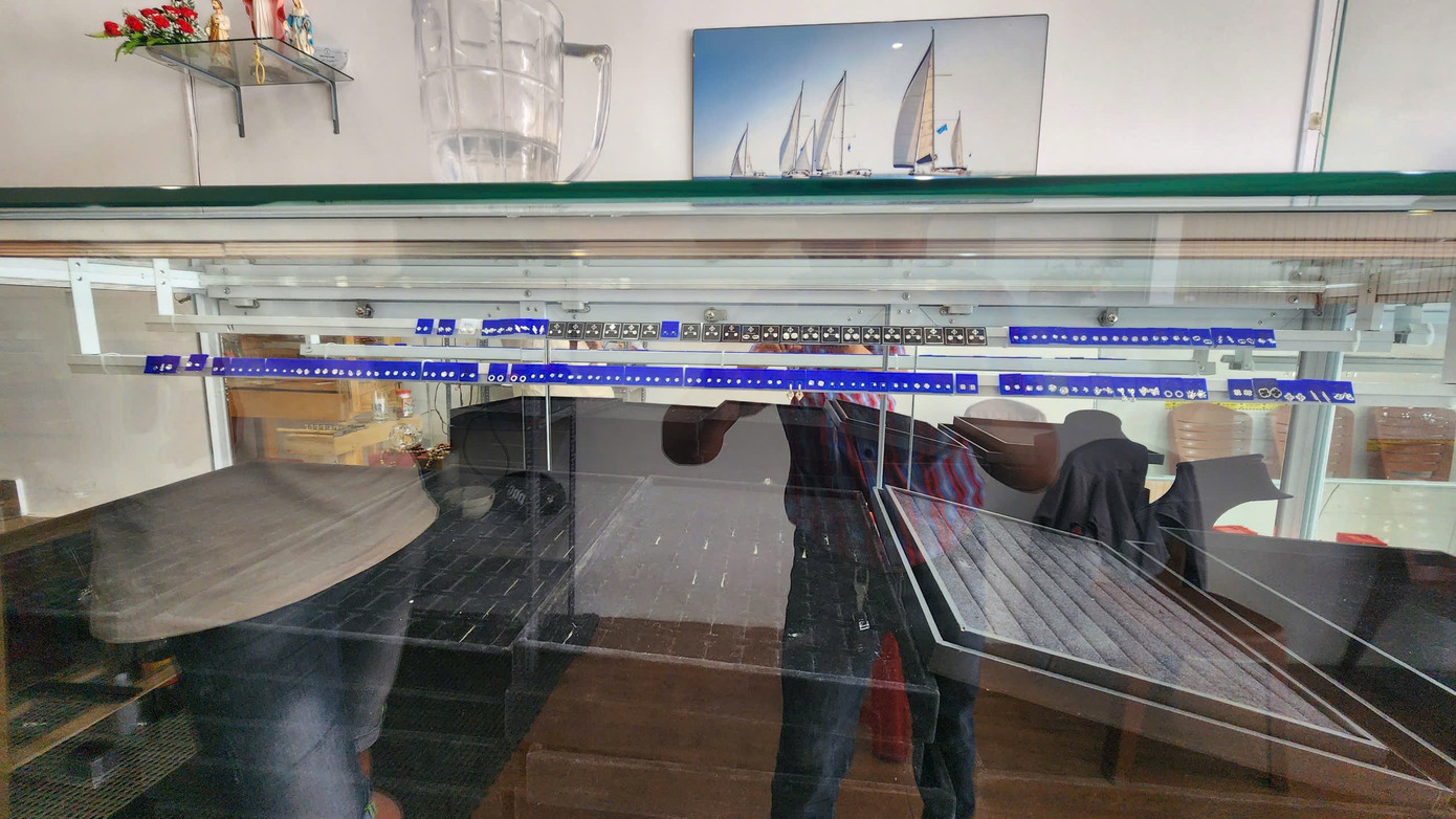 Toàn bộ trang sức bằng bạc đều bị kẻ gian trộm sạch