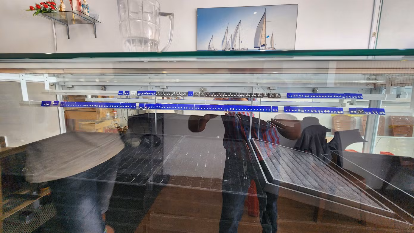 Toàn bộ trang sức bằng bạc đều bị kẻ gian trộm sạch