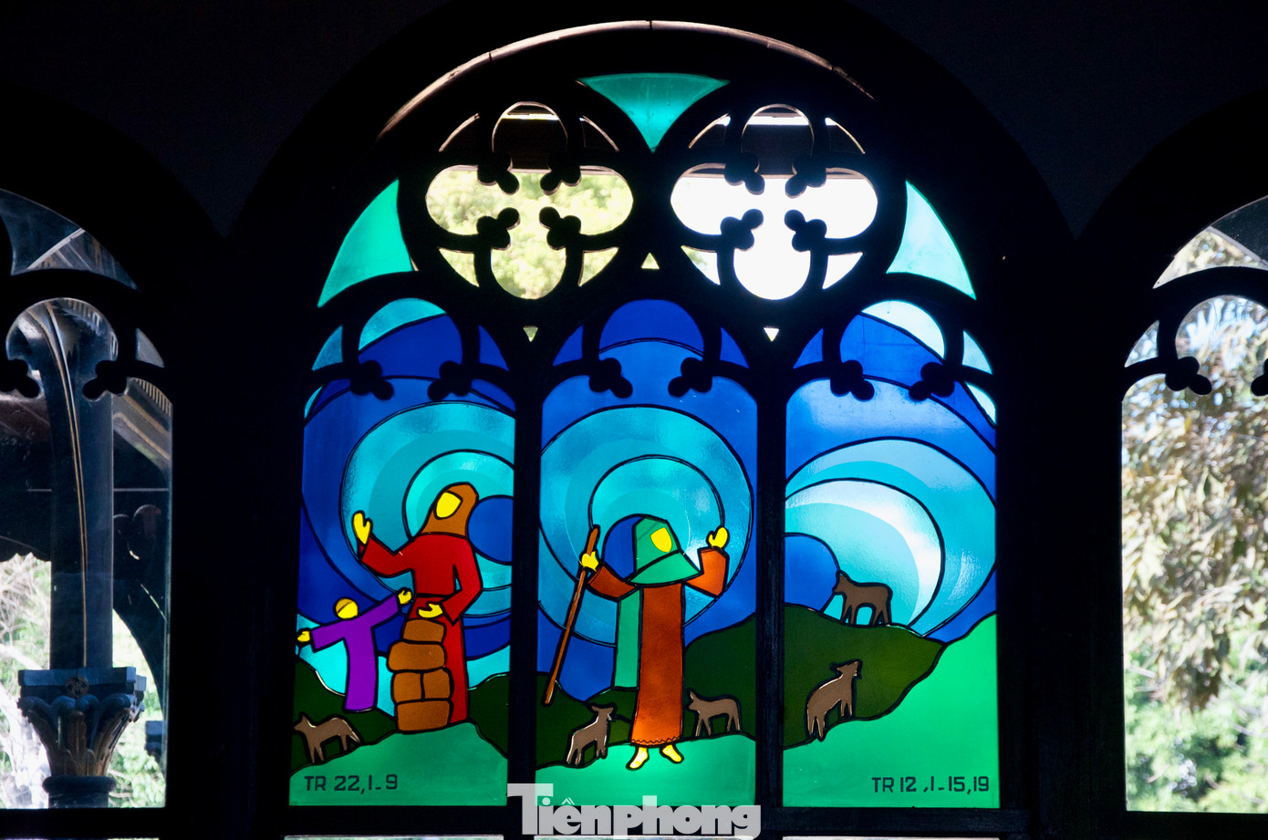 Thánh đường có nhiều khung cửa kính màu vẽ các điển tích trong kinh thánh, có tác dụng lấy ánh sáng vừa tạo thêm vẻ rực rỡ, tráng lệ cho giáo đường.