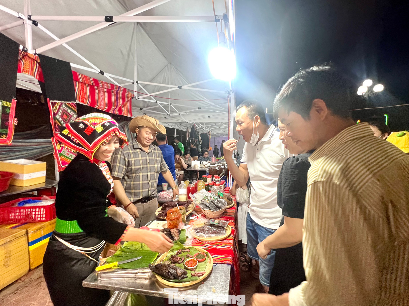 Du khách thưởng thức các món ăn do người tộc Thái ở TP Buôn Ma Thuột (Đắk Lắk) mang đến.