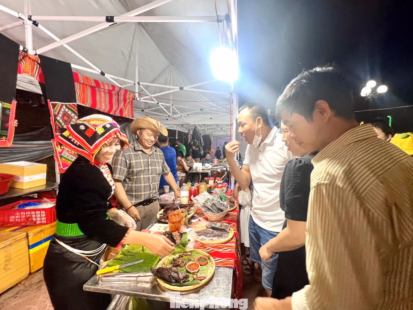 Du khách thưởng thức các món ăn do người tộc Thái ở TP Buôn Ma Thuột (Đắk Lắk) mang đến.