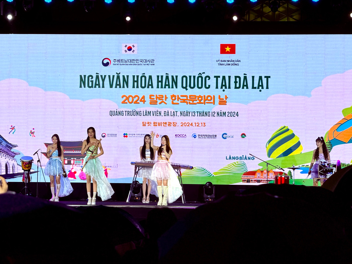 Tối cùng ngày (13/10), tại Quảng trường Lâm Viên cũng đã diễn ra đêm nhạc giao lưu văn hóa nghệ thuật Việt Nam - Hàn Quốc với các phần biểu diễn độc đáo của nhóm B-boy Hàn Quốc SDG Crew, nhóm nhạc nữ Hàn Quốc Queen, ca sỹ Trung Quân...