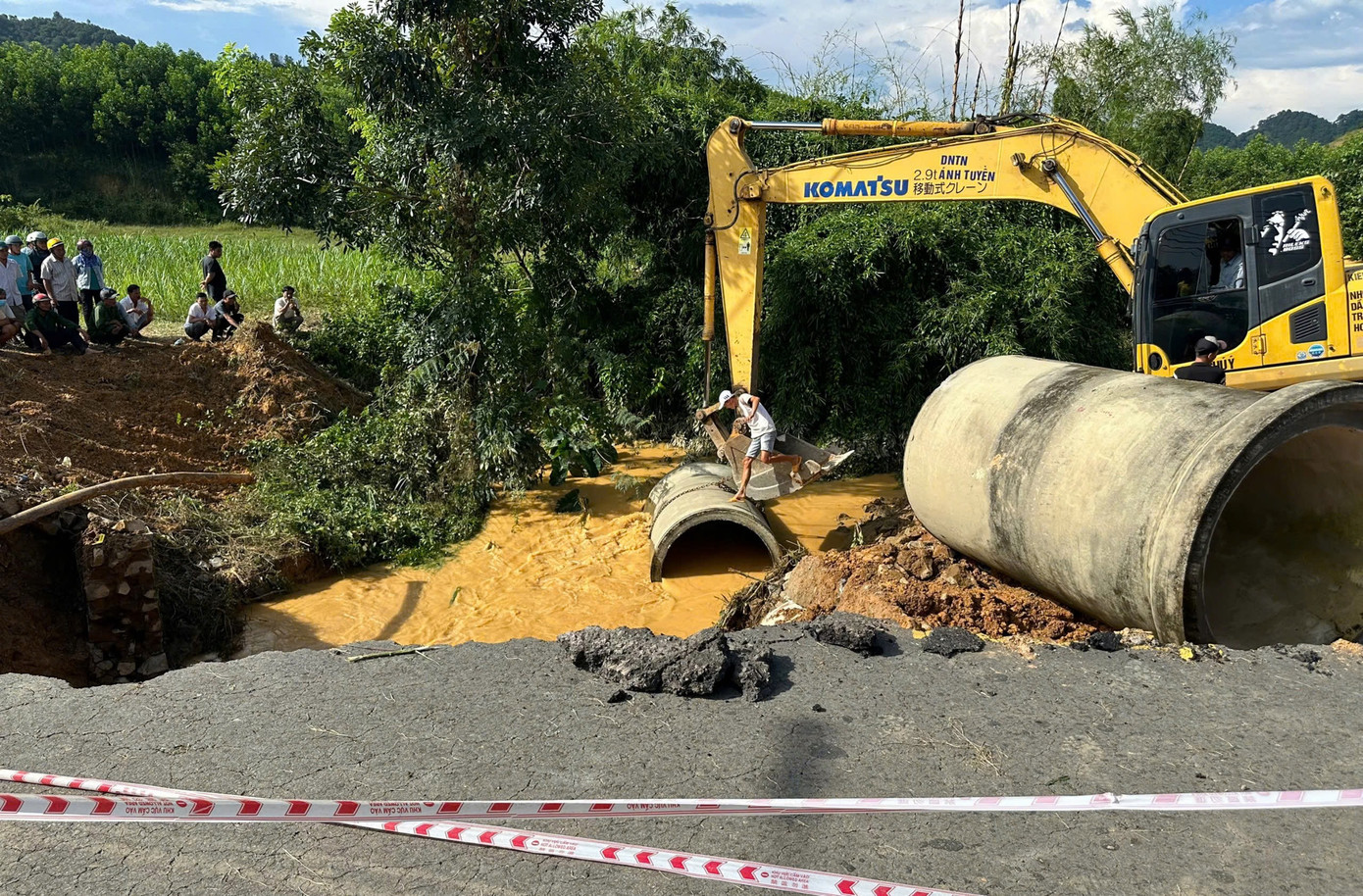 Khẩn trương thi công đường tránh tạm qua đoạn sạt lở