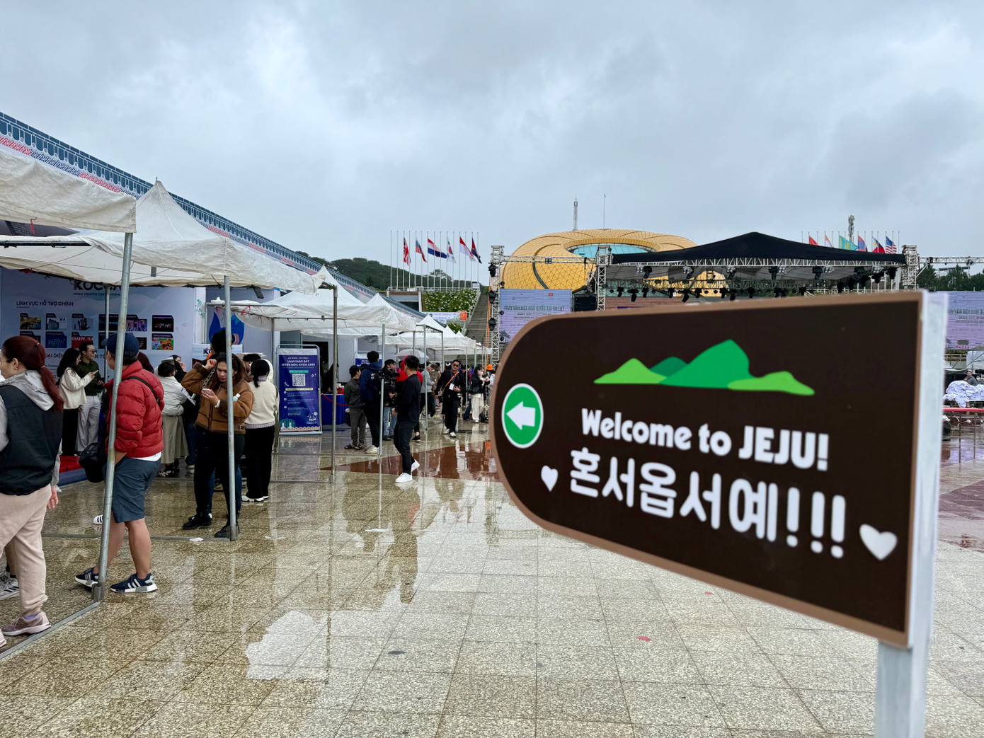 Ông Choi Seung Jin - Giám đốc Trung tâm Văn hóa Hàn Quốc - chia sẻ: “Đà Lạt không chỉ là thành phố ngàn hoa thu hút du khách mà còn là thành phố sáng tạo UNESCO trong lĩnh vực âm nhạc. Tôi hy vọng chương trình Ngày văn hóa Hàn Quốc tại Đà Lạt 2024 sẽ mang đến trải nghiệm độc đáo, góp phần thúc đẩy giao lưu văn hóa giữa Hàn Quốc và Việt Nam. Ông Trần Thanh Hoài - Phó Giám đốc Sở Văn hóa, Thể thao và Du lịch tỉnh Lâm Đồng khẳng định, chương trình này là một hoạt động ngoại giao văn hóa cởi mở, tạo thêm sự hiểu biết và trao đổi những giá trị riêng vốn có của Hàn Quốc và Đà Lạt - Lâm Đồng.