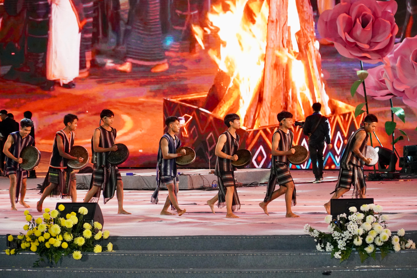 Chương trình có sự tham gia của 14 nhóm nghệ thuật, 40 nghệ nhân cồng chiêng, 10 xe hoa và hơn 400 diễn viên là người dân Đà Lạt.