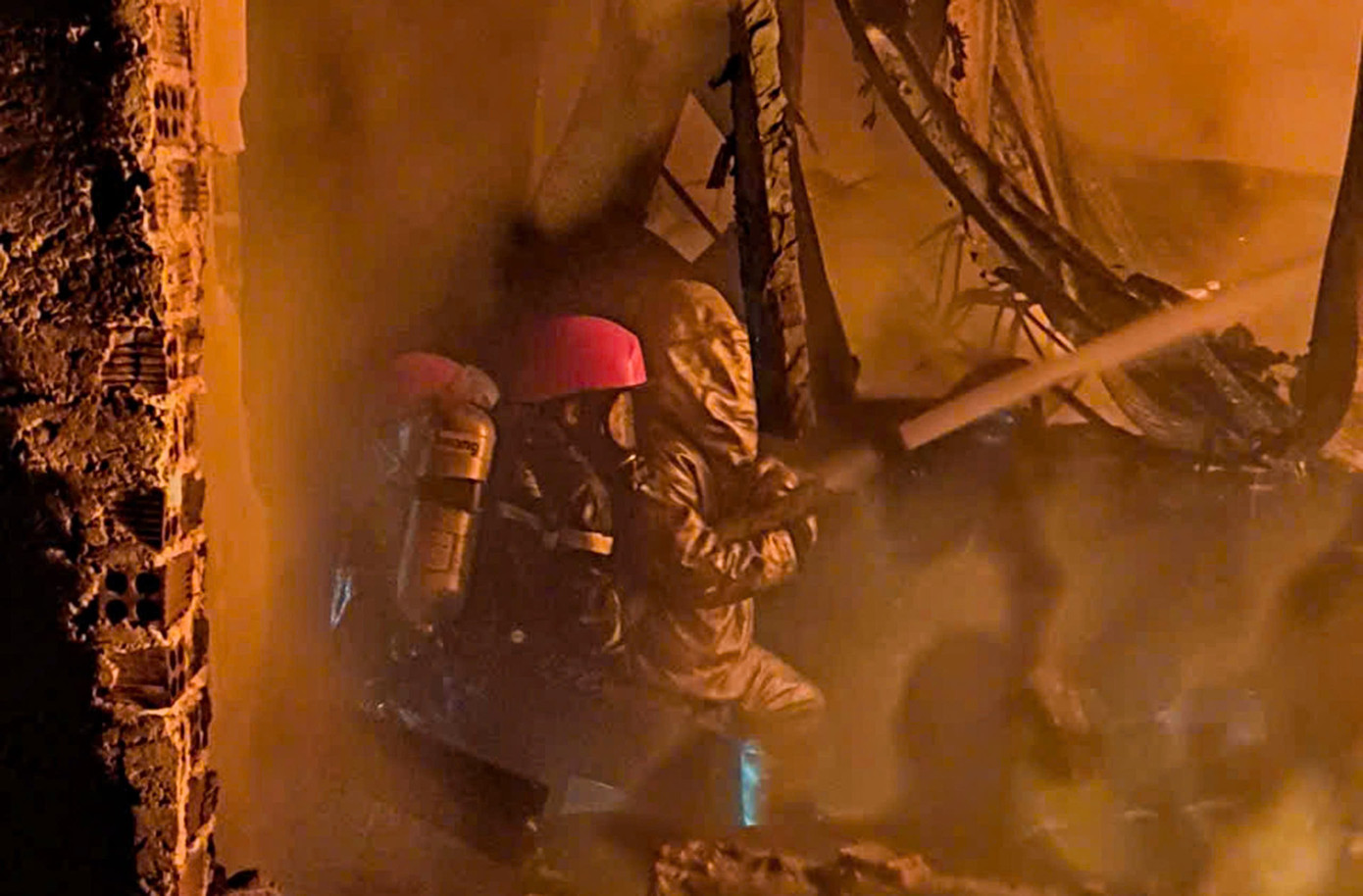 Nhận được tin báo, Phòng Cảnh sát PCCC-CNCH khu vực 3 Công an Lâm Đồng huy động hàng chục cán bộ, chiến sĩ cùng nhiều phương tiện chuyên dụng đến hiện trường. Nhận được tin báo, Phòng Cảnh sát PCCC-CNCH khu vực 3 Công an Lâm Đồng huy động hàng chục cán bộ, chiến sĩ cùng nhiều phương tiện chuyên dụng đến hiện trường.