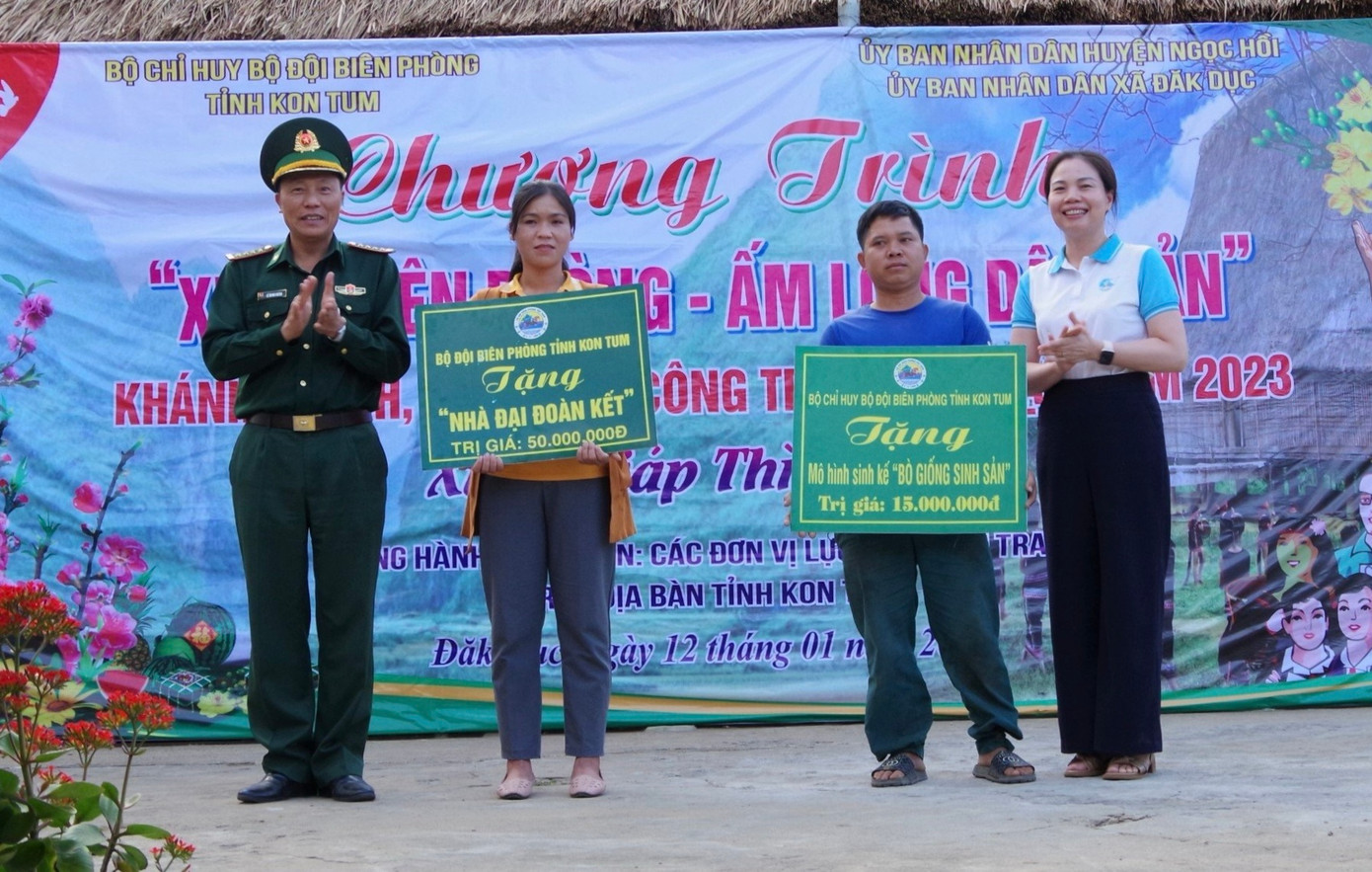 Trao tặng nhiều phần quà cho bà con dịp đón Tết Nguyên đán Giáp Thìn 2024.