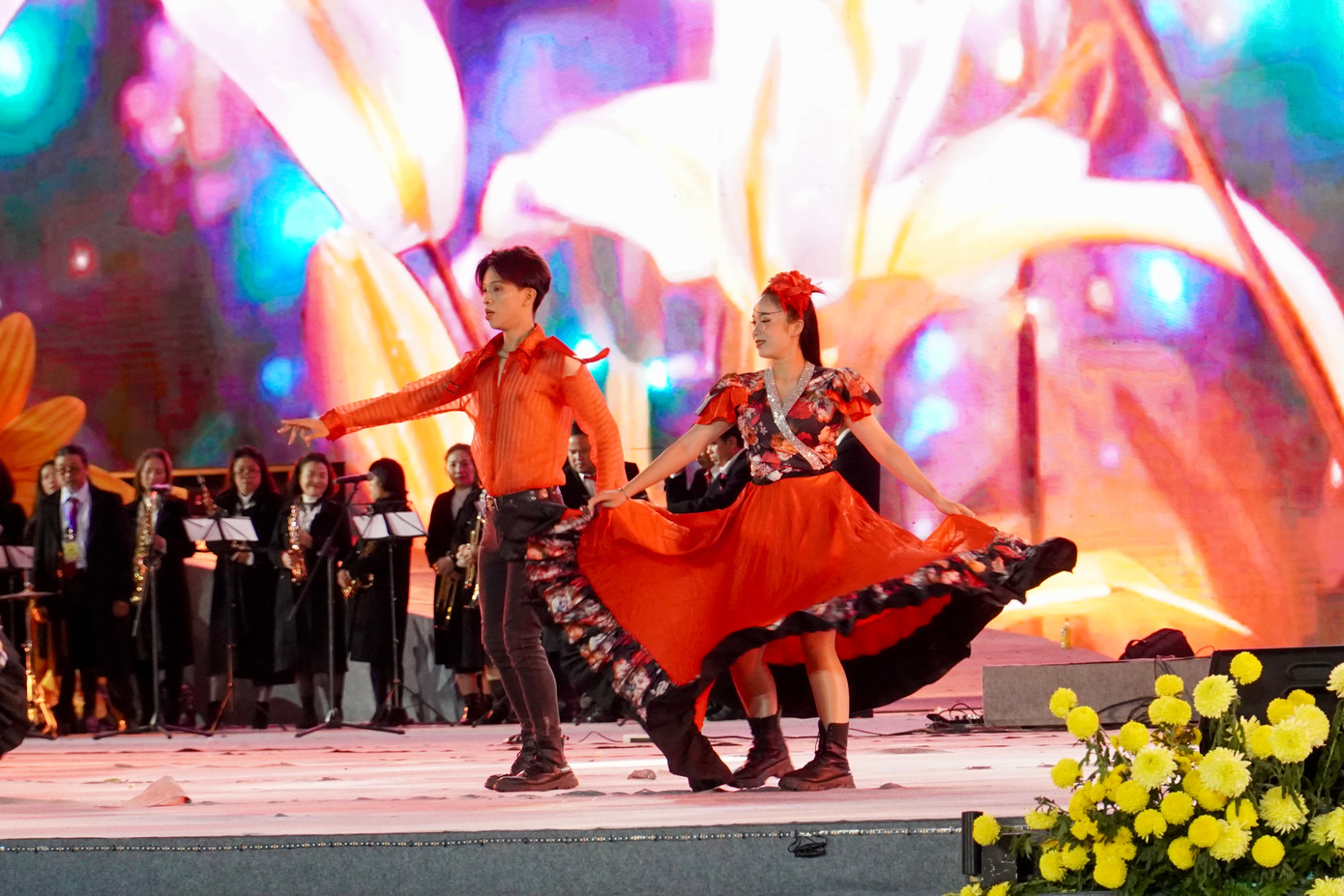 Chương trình có sự tham gia của 14 nhóm nghệ thuật, 40 nghệ nhân cồng chiêng, 10 xe hoa và hơn 400 diễn viên là người dân Đà Lạt.